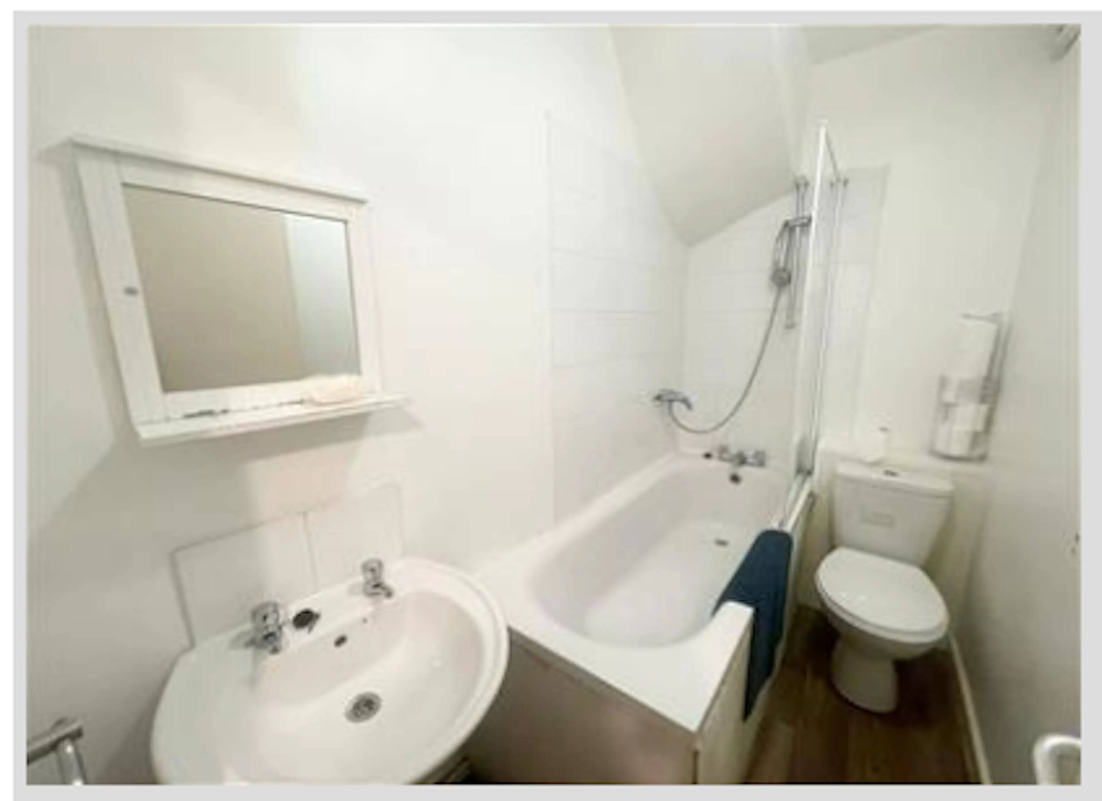 6 Bedroom Apartment BATHROOM 2