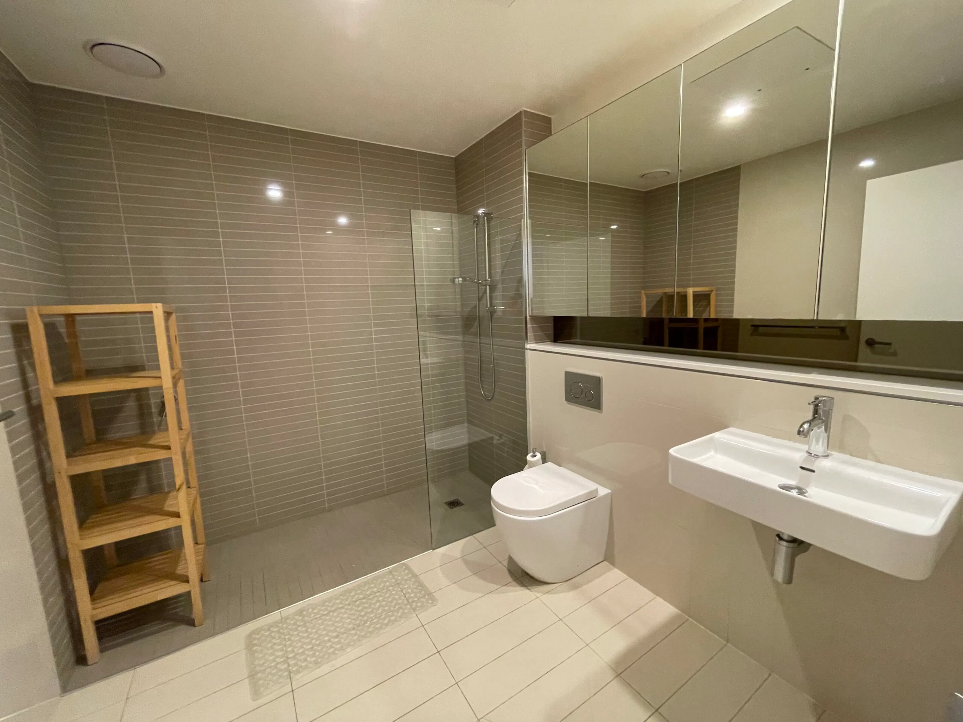 One-Bed Apartment BATHROOM 3