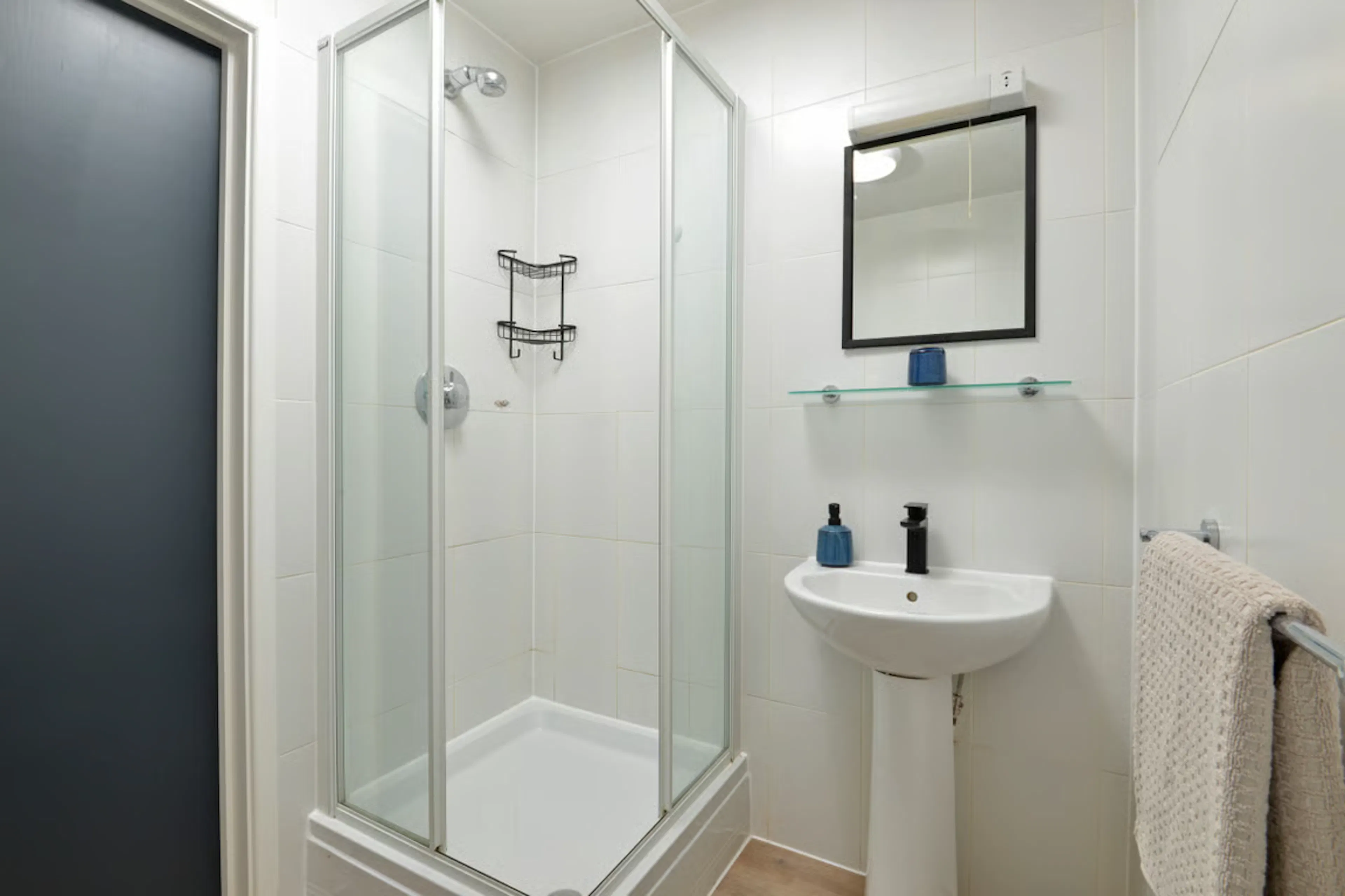 6 Bedroom Apartment BATHROOM 2