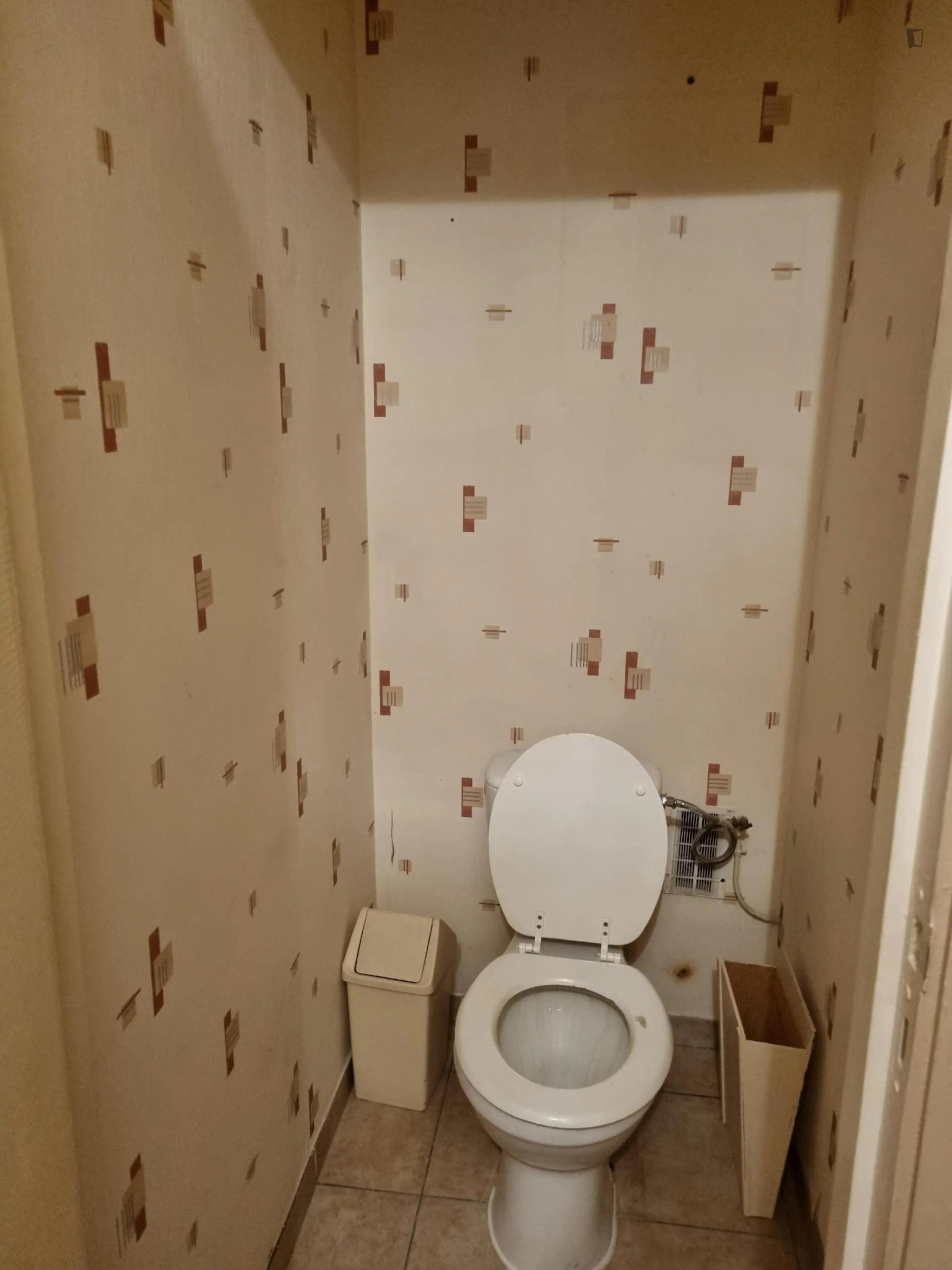 Homely double bedroom near the Grigny Centre train station BATHROOM 4
