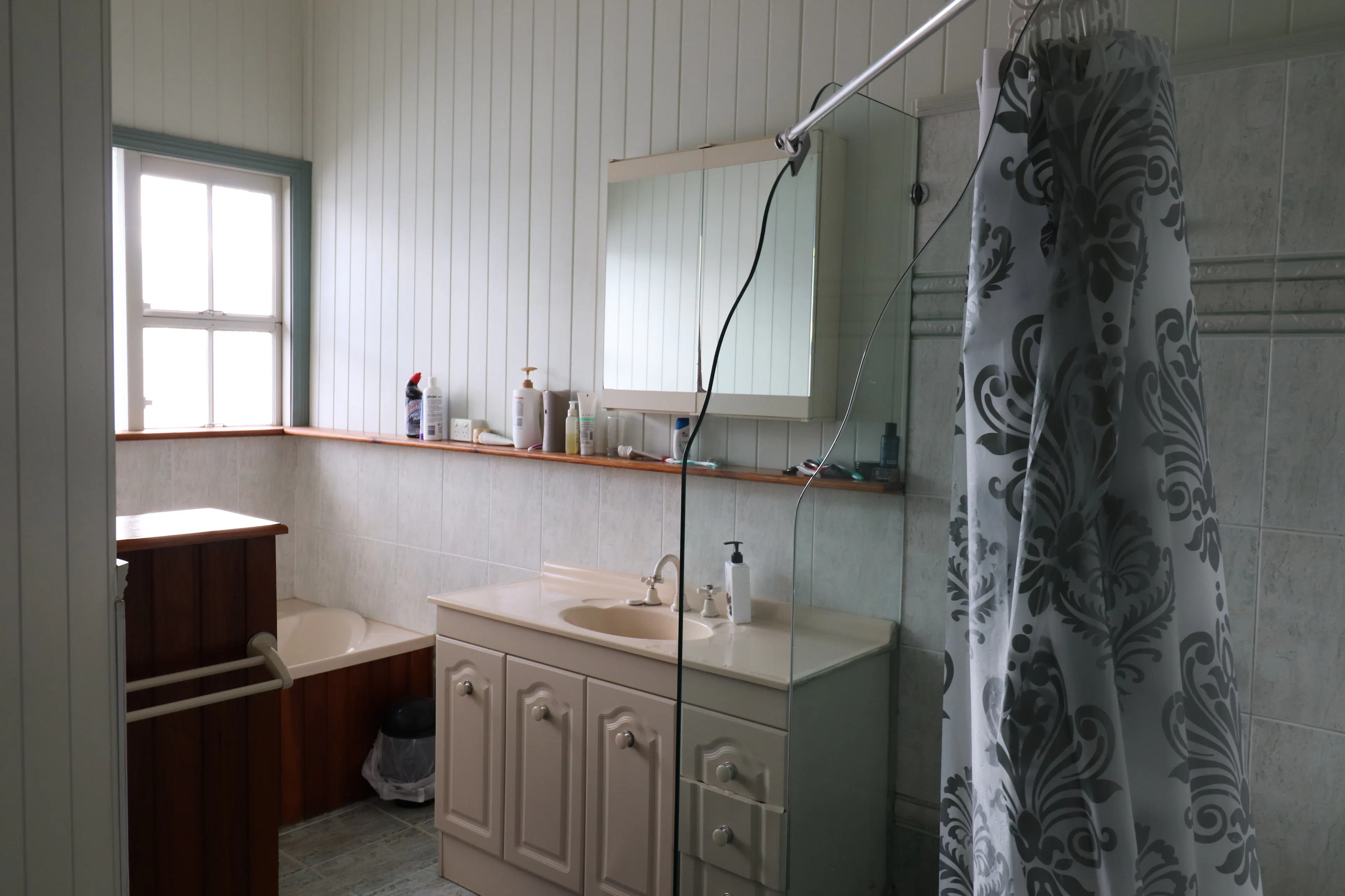 Fresh Single Room BATHROOM 2