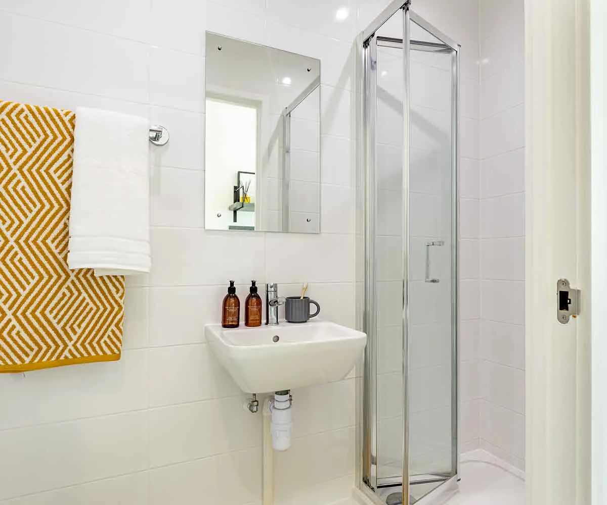 Silver Ensuite BATHROOM 1