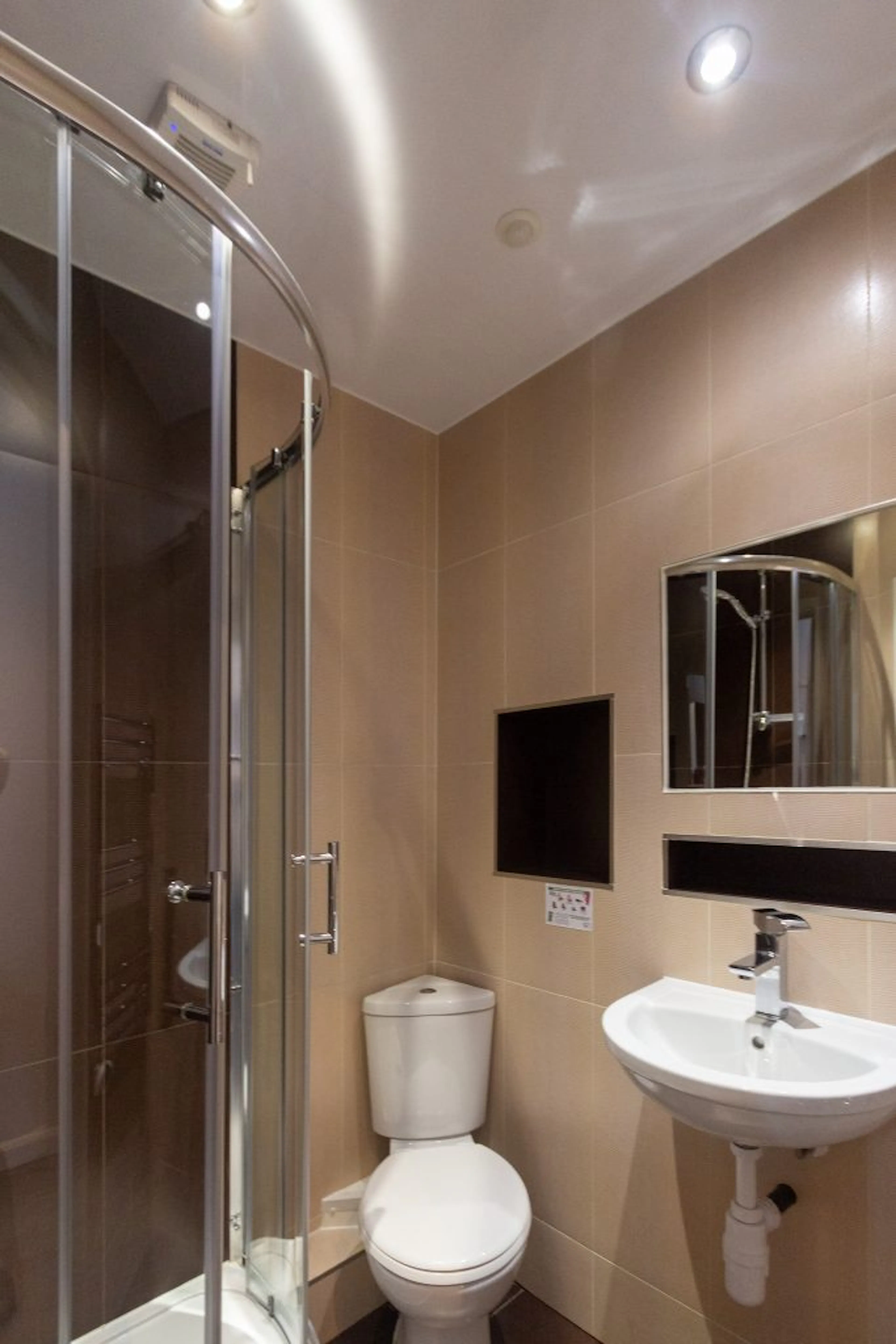 4 Bedroom Apartment BATHROOM 2