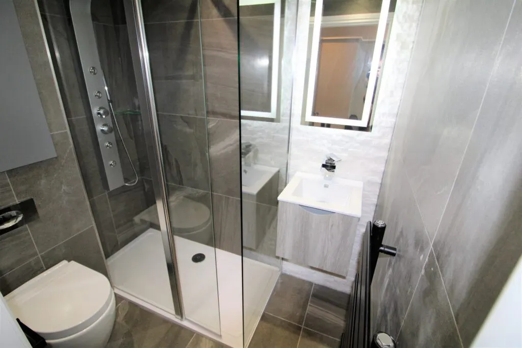 1 Bedroom Apartment BATHROOM 4