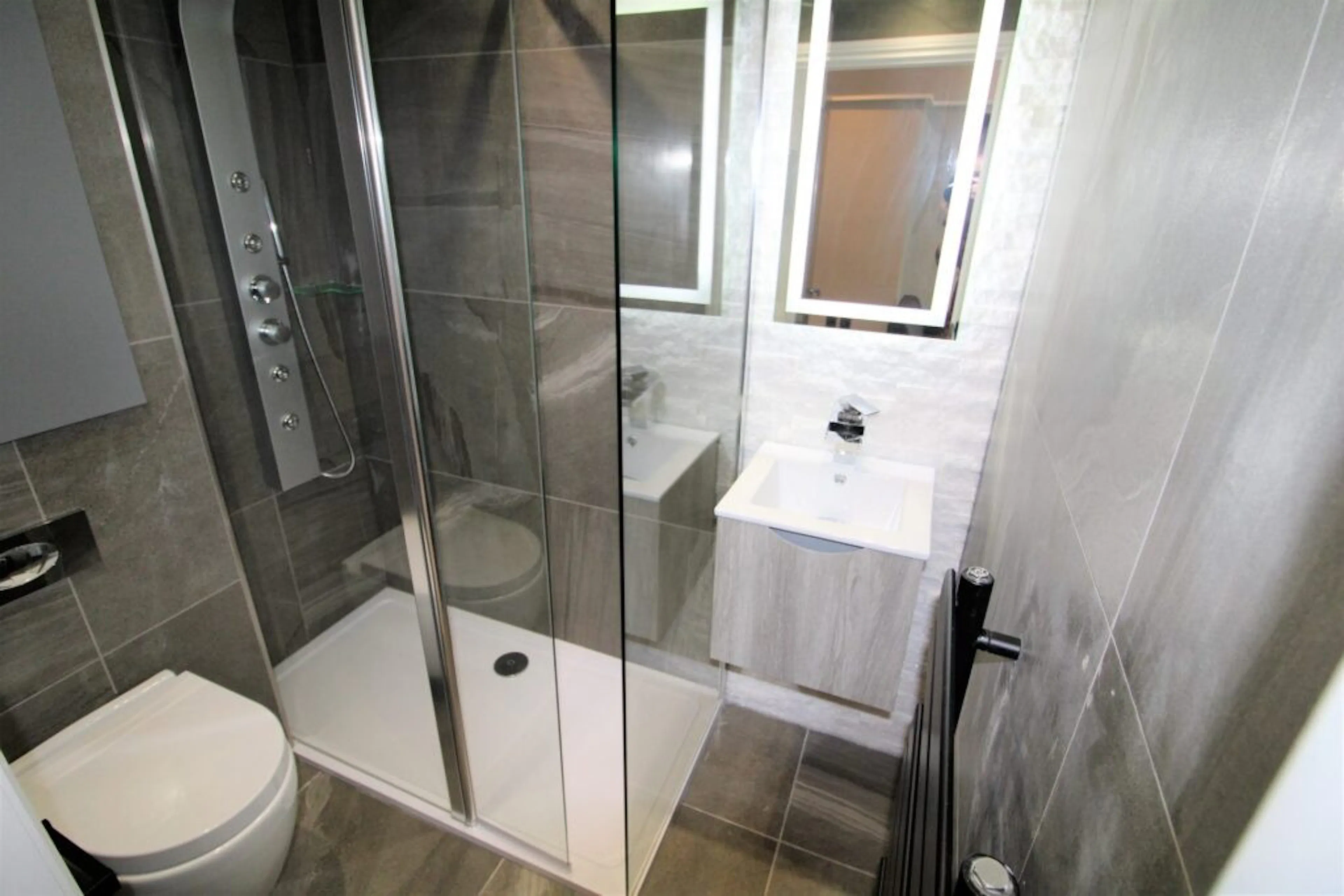 1 Bedroom Apartment BATHROOM 4