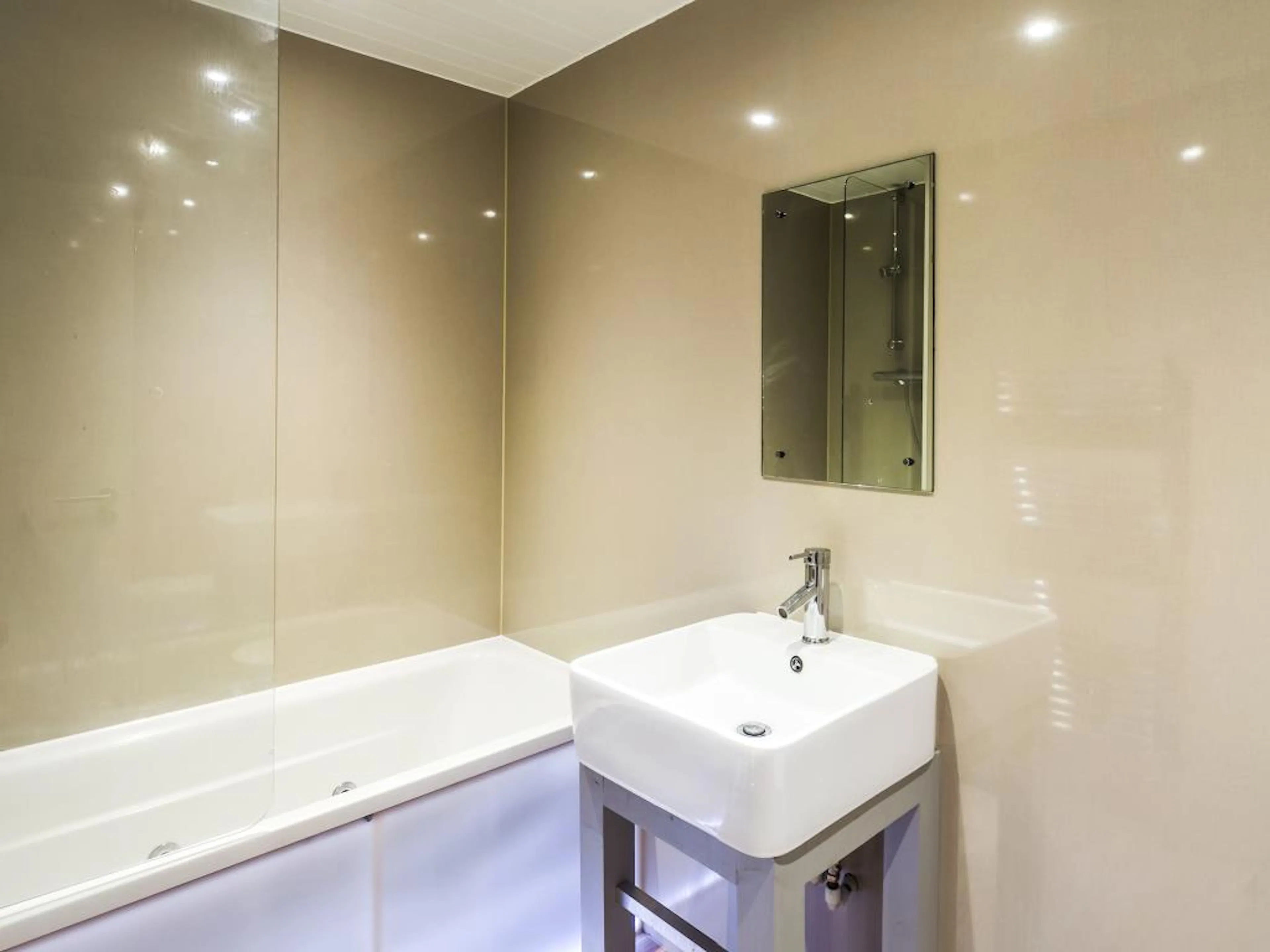 4 Bed Apartment BATHROOM 2