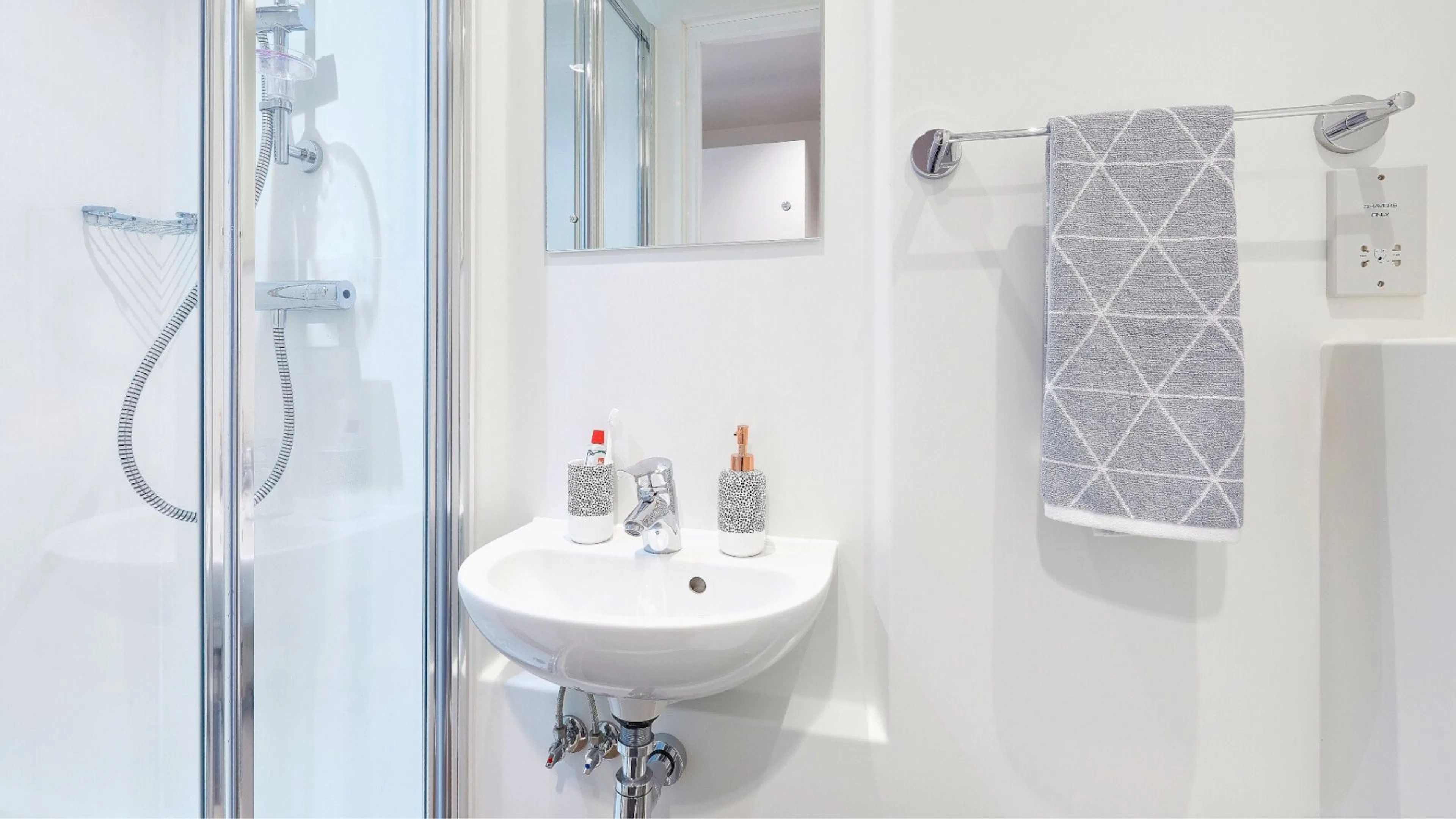 BATHROOM BATHROOM 4