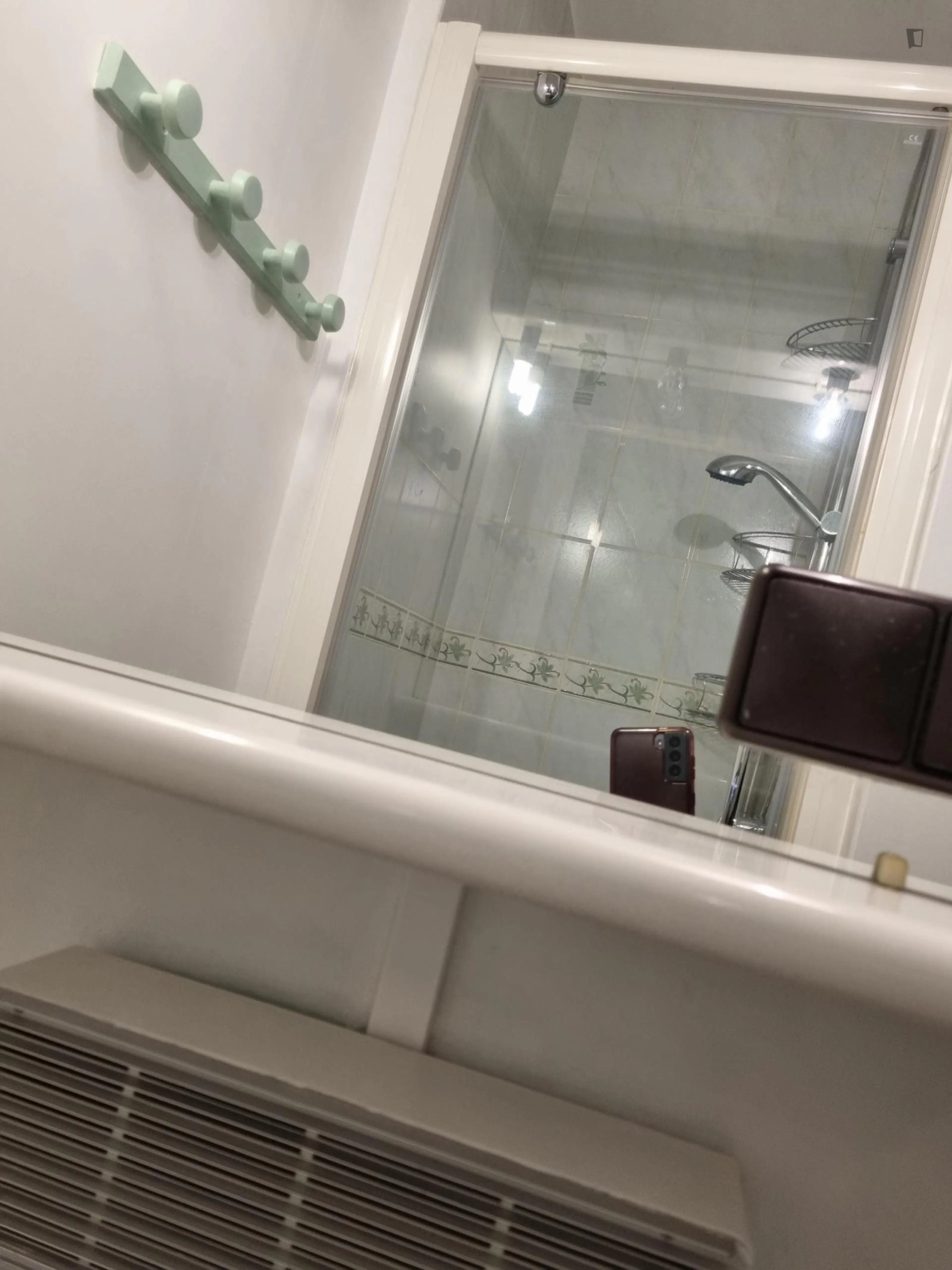 Homely double bedroom near the Grigny Centre train station BATHROOM 2