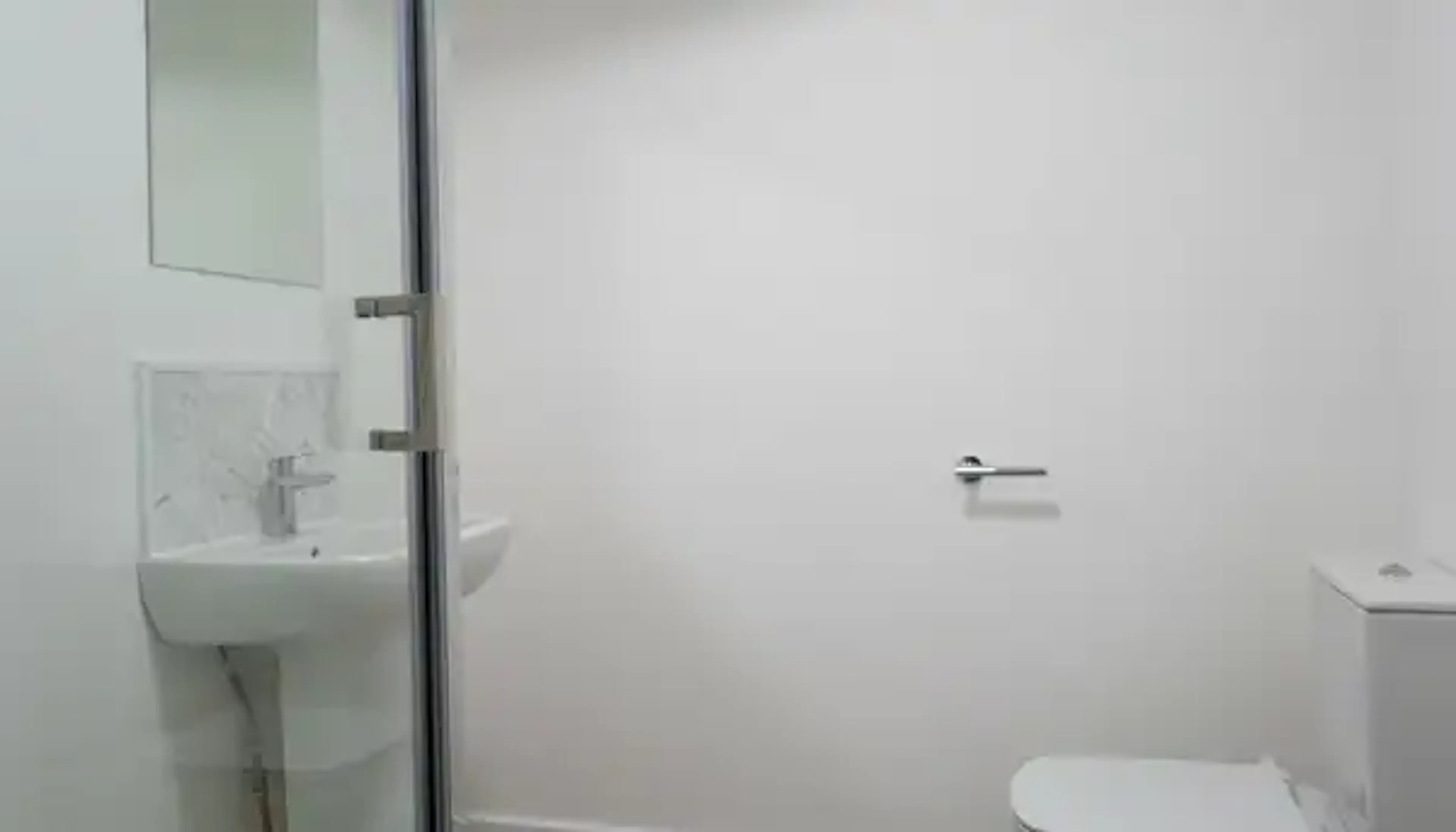 8 Bed House BATHROOM 2