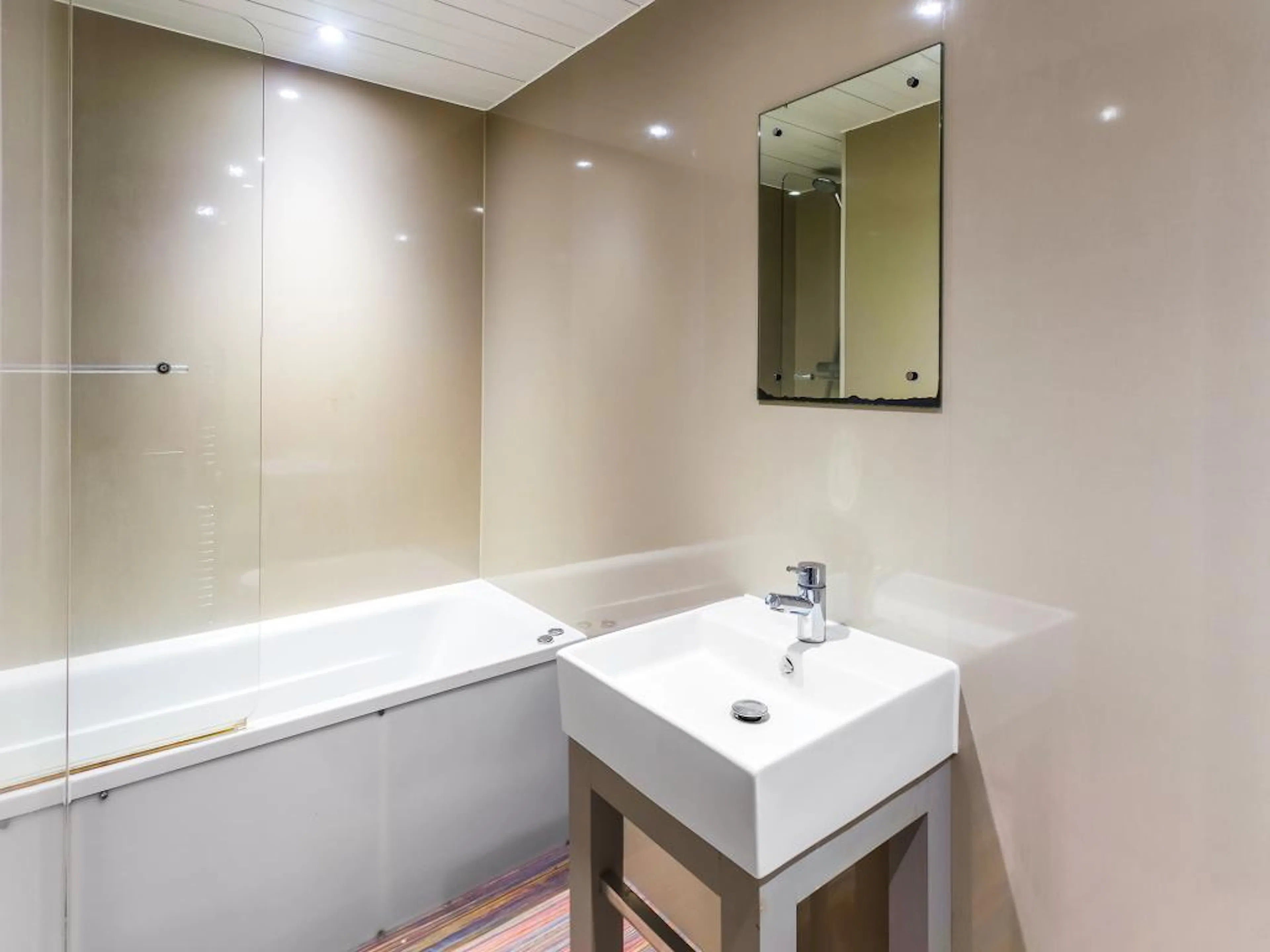 3 Bedroom Apartment BATHROOM 2