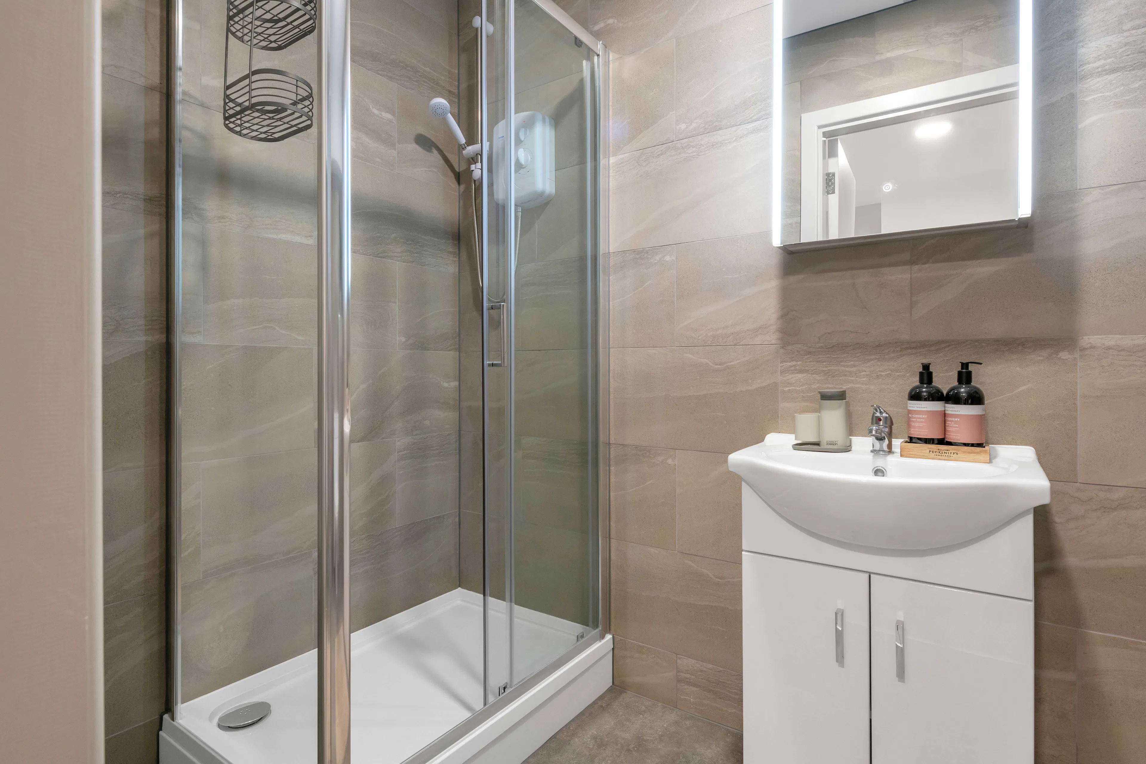 Deluxe Studio BATHROOM 3