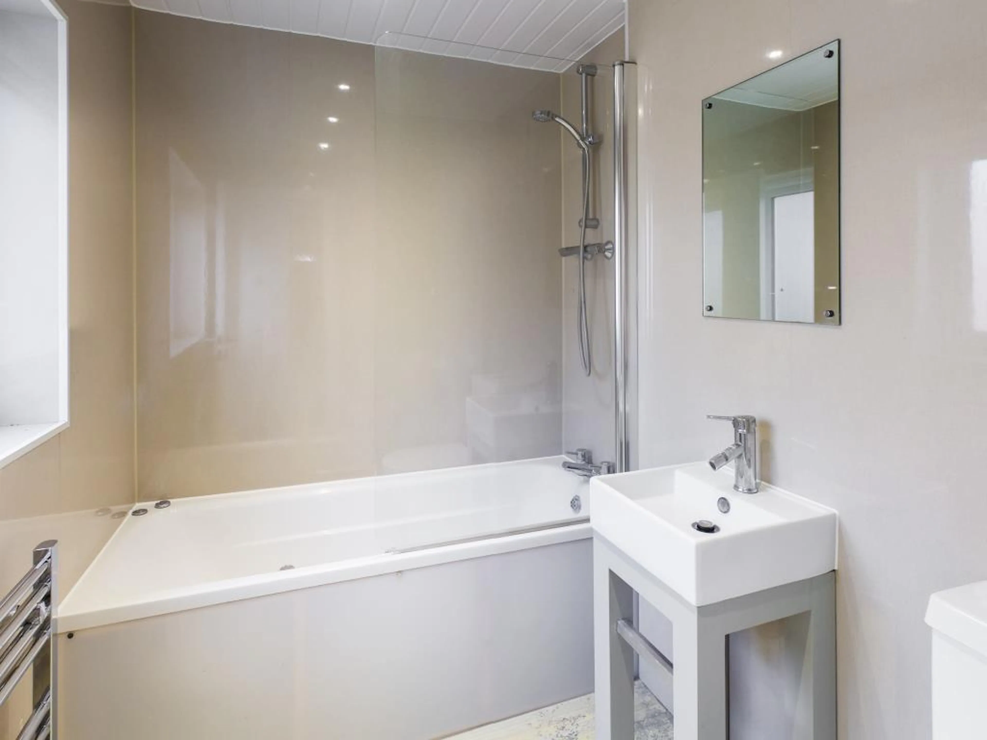 4 Bed Apartment BATHROOM 3