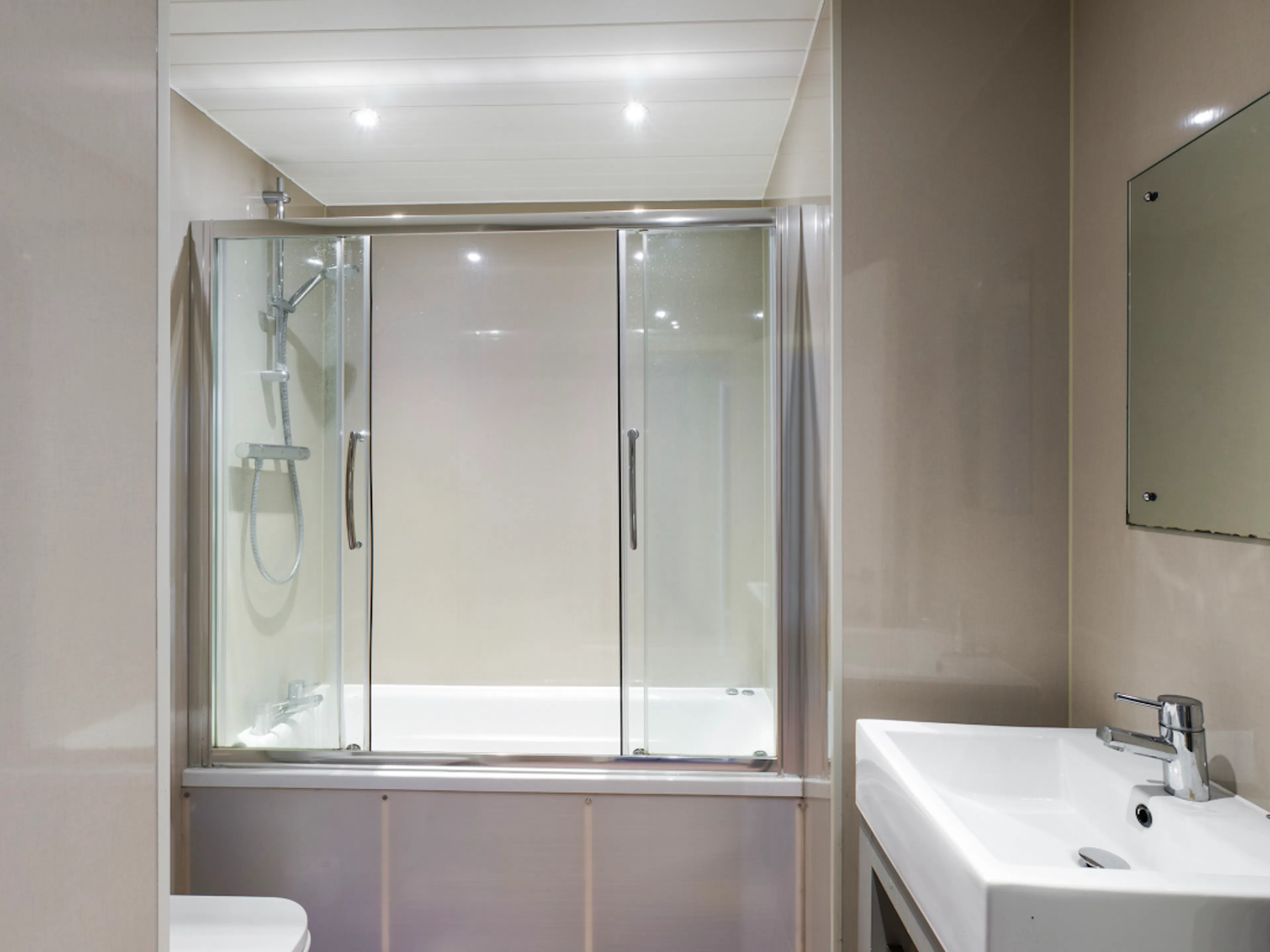 4 Bed Apartment BATHROOM 1