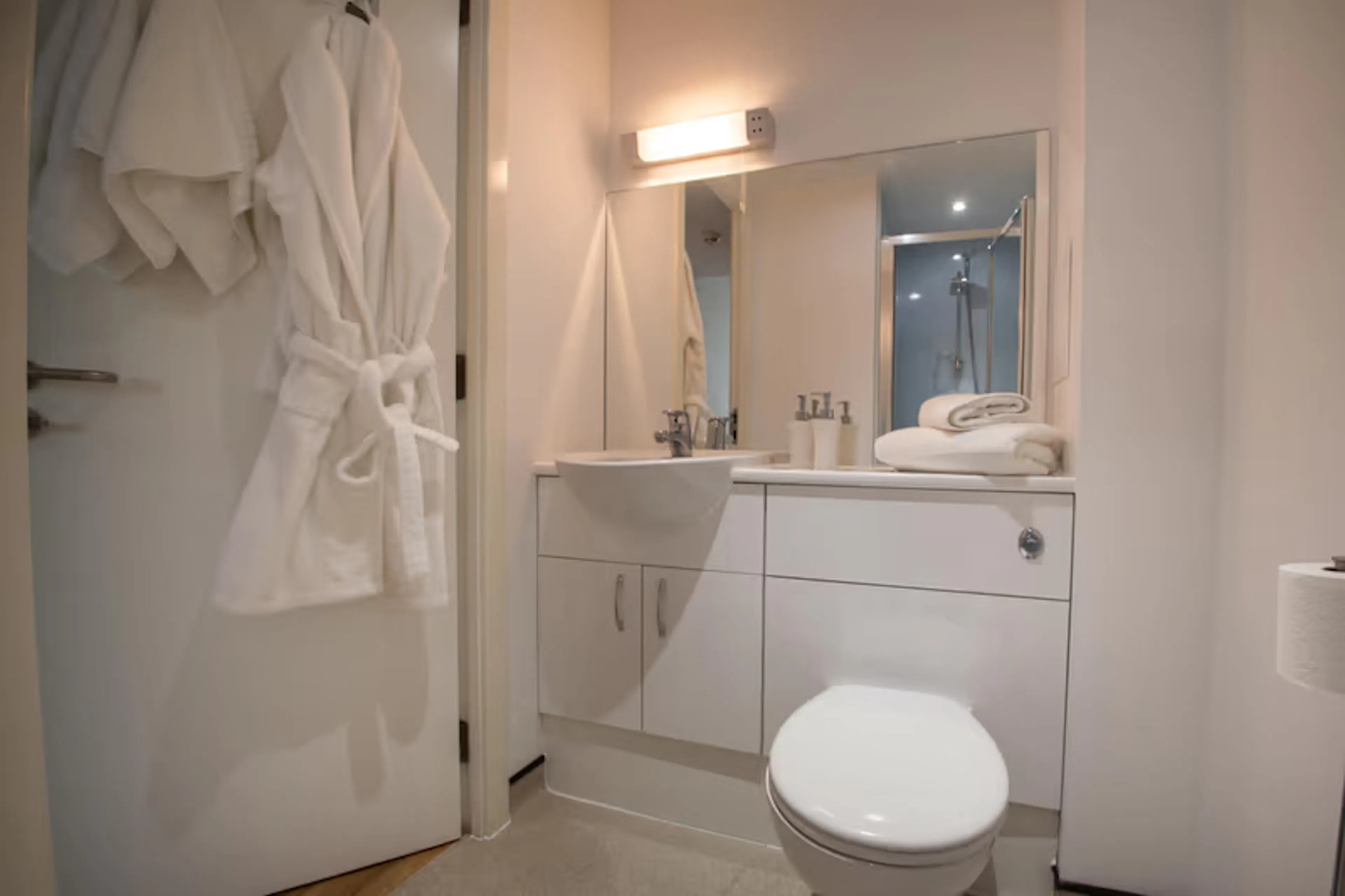 Classic Studio BATHROOM 3