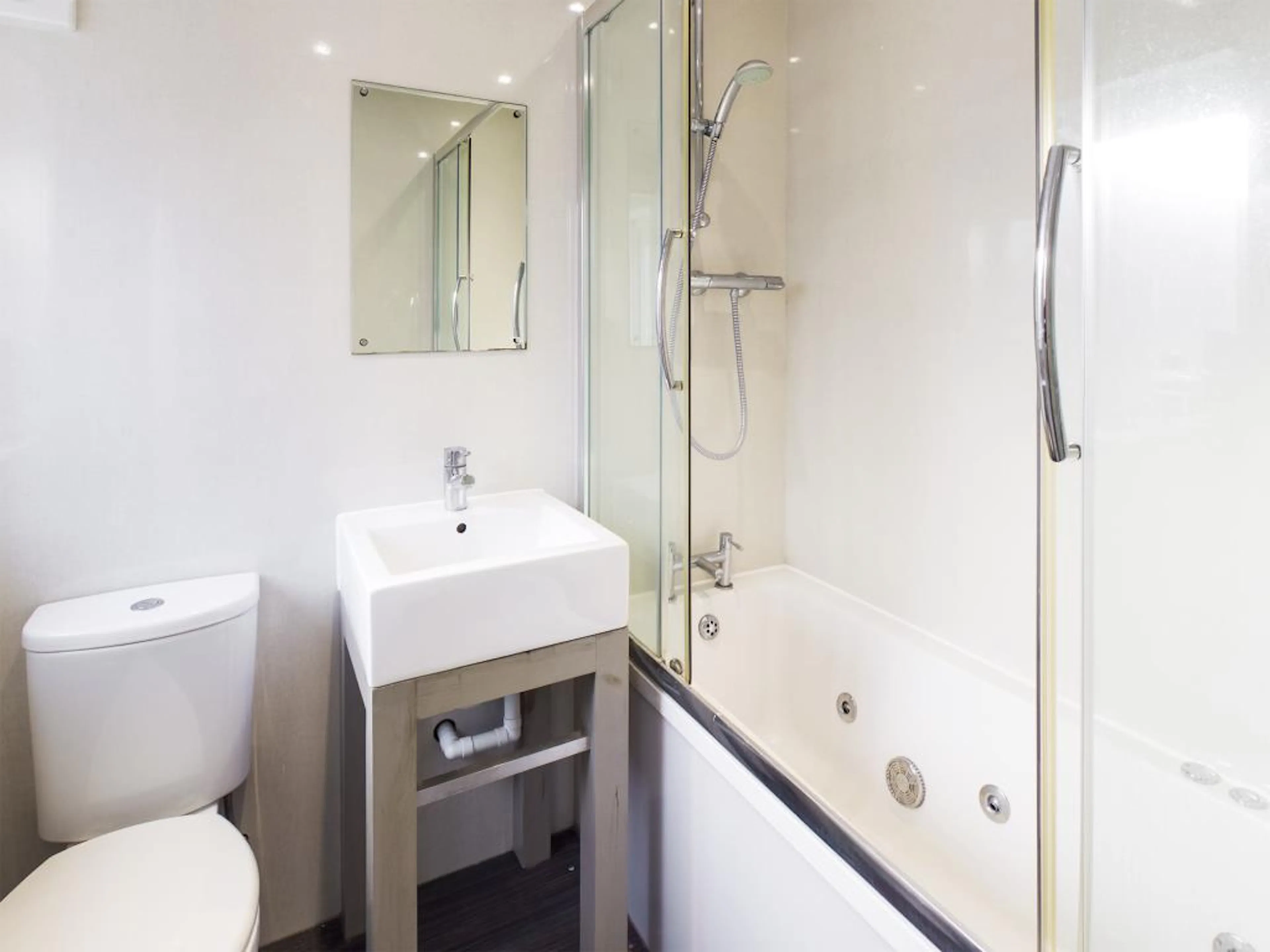 4 Bed Apartment BATHROOM 2