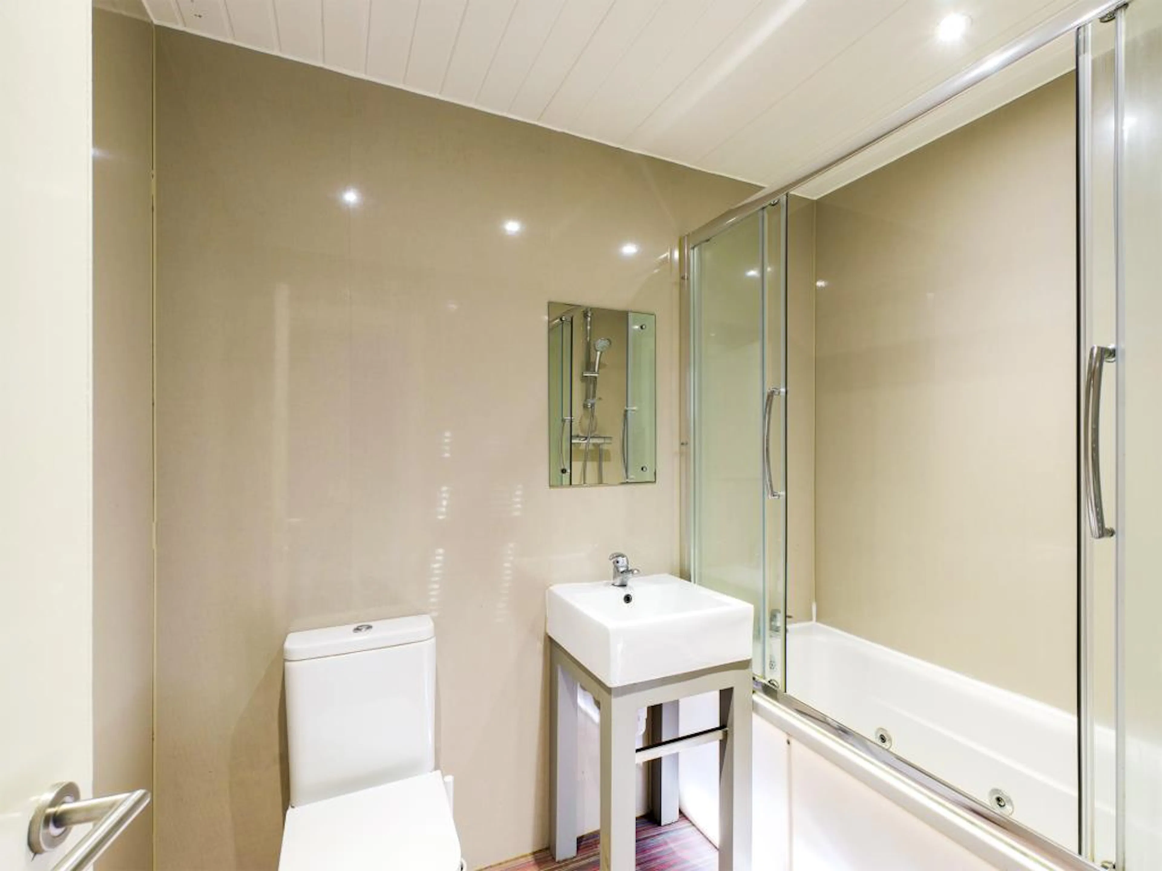 4 Bed Apartment BATHROOM 4