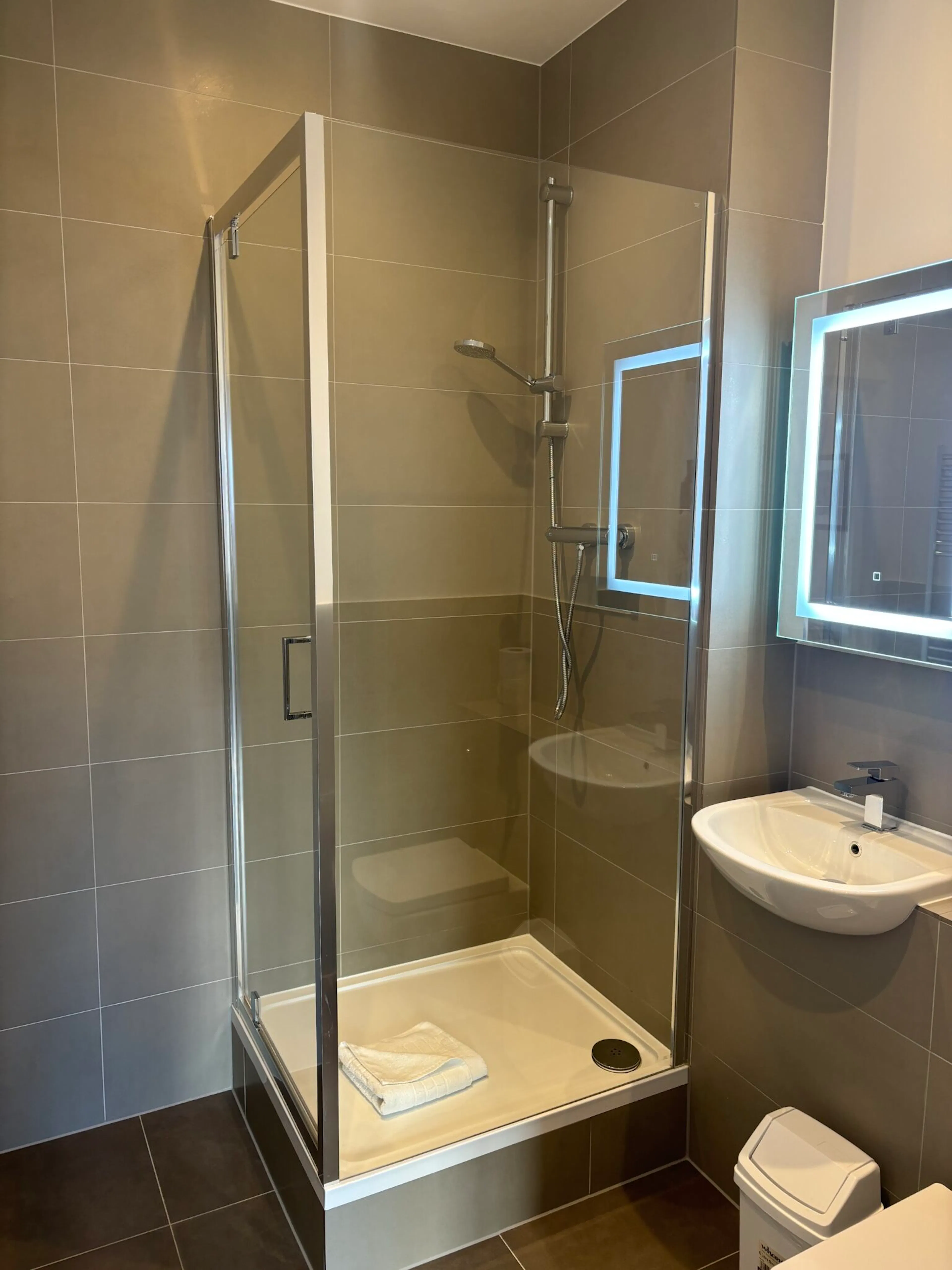 One-Bed Apartment BATHROOM 3