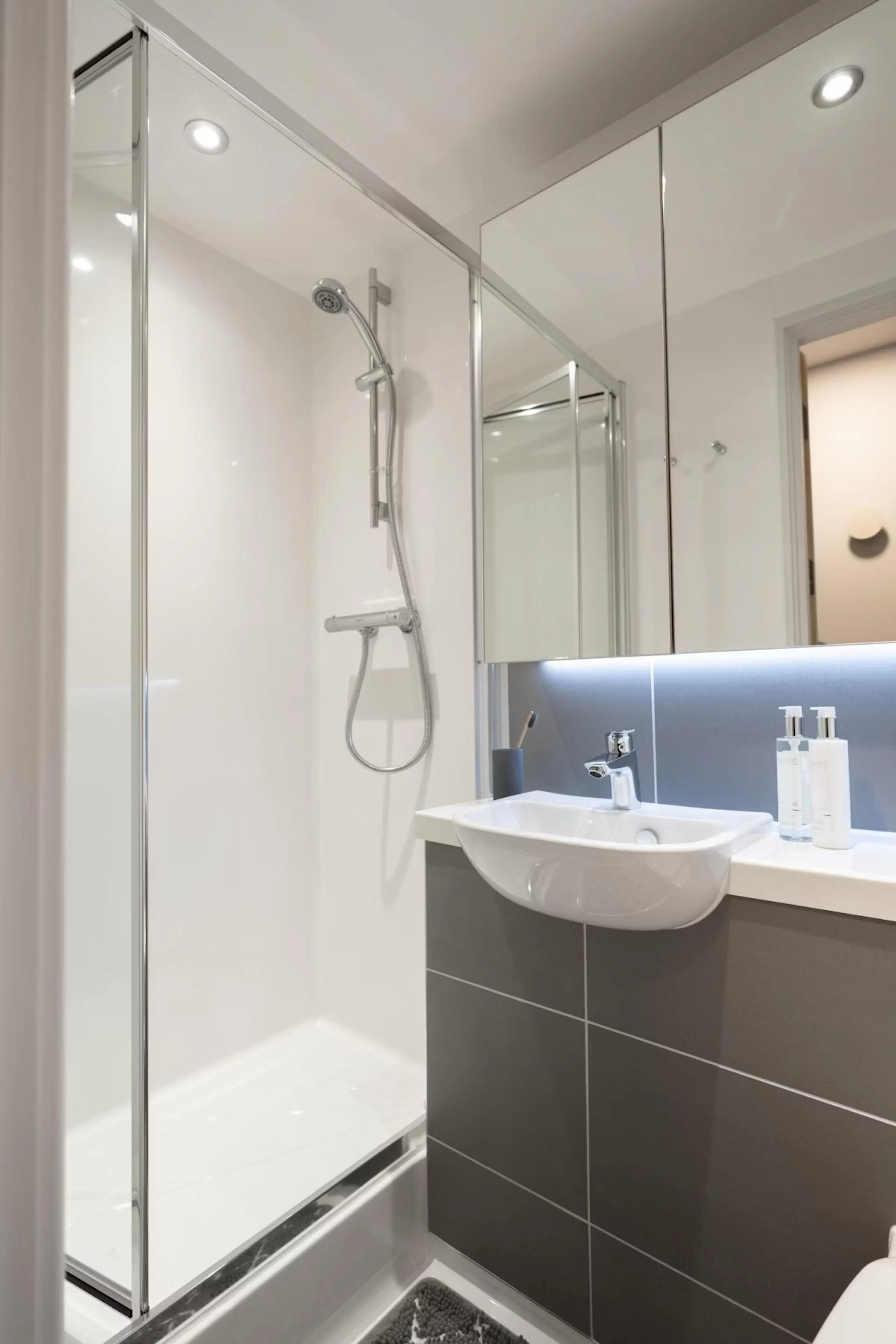 Classic Ensuite (External Facing) BATHROOM 2