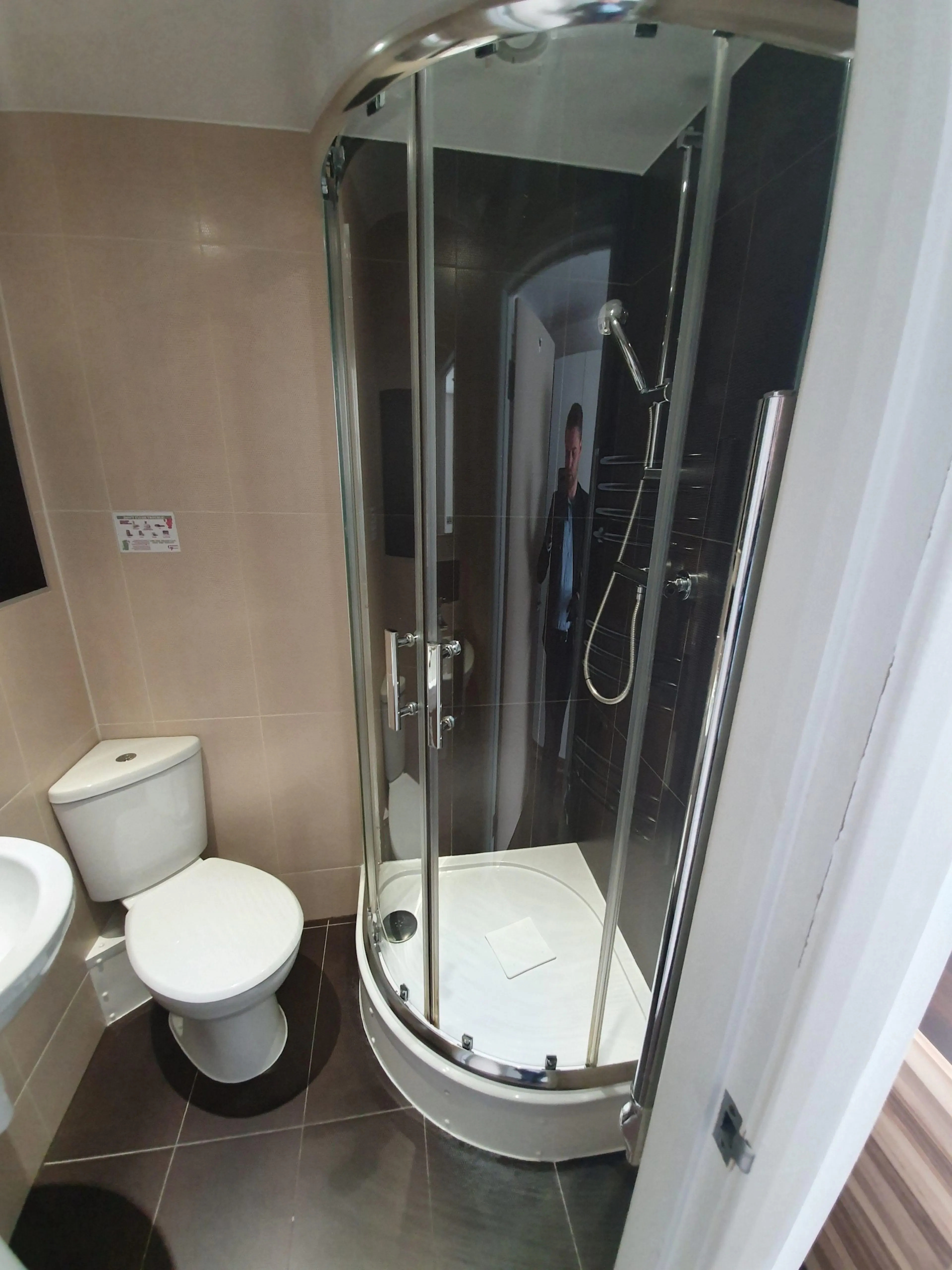6 Bedroom Apartment BATHROOM 3