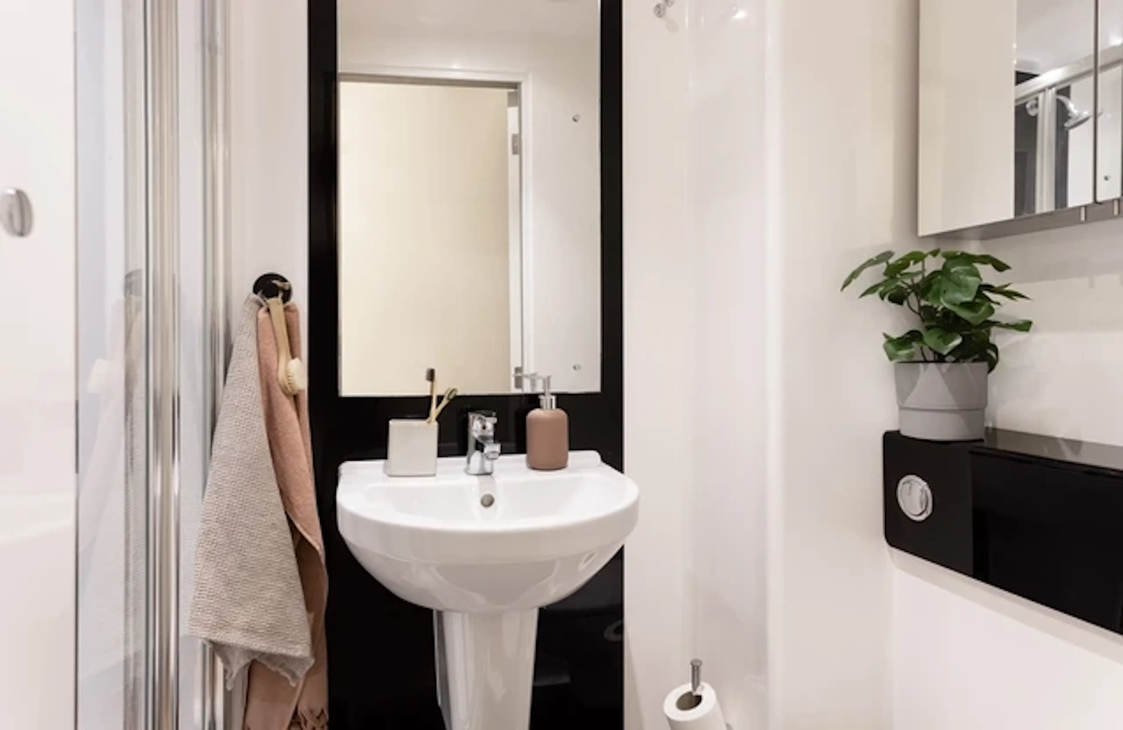 Ensuite Medium High Double BATHROOM 2