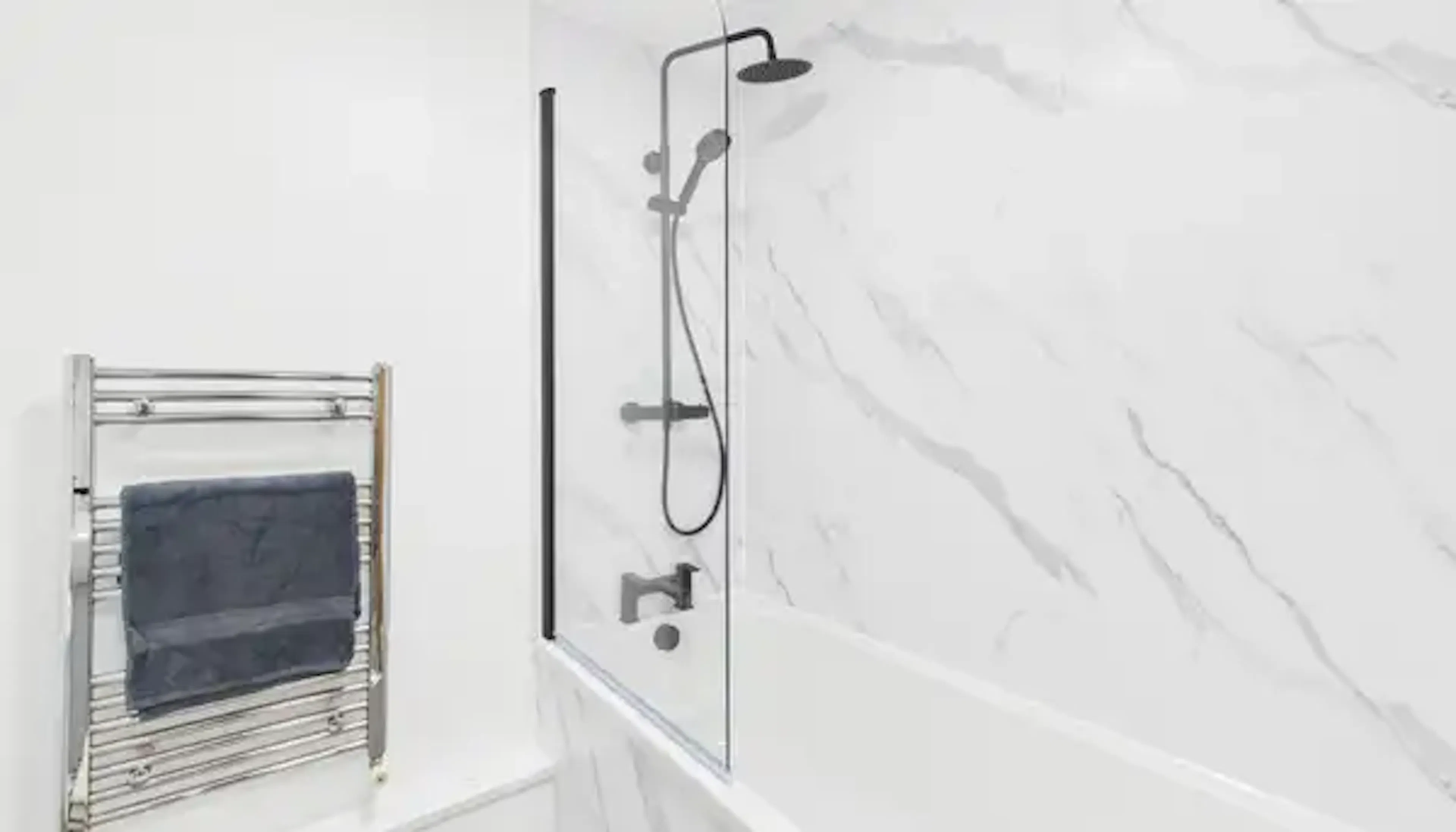 Flat 1, Studio BATHROOM 3