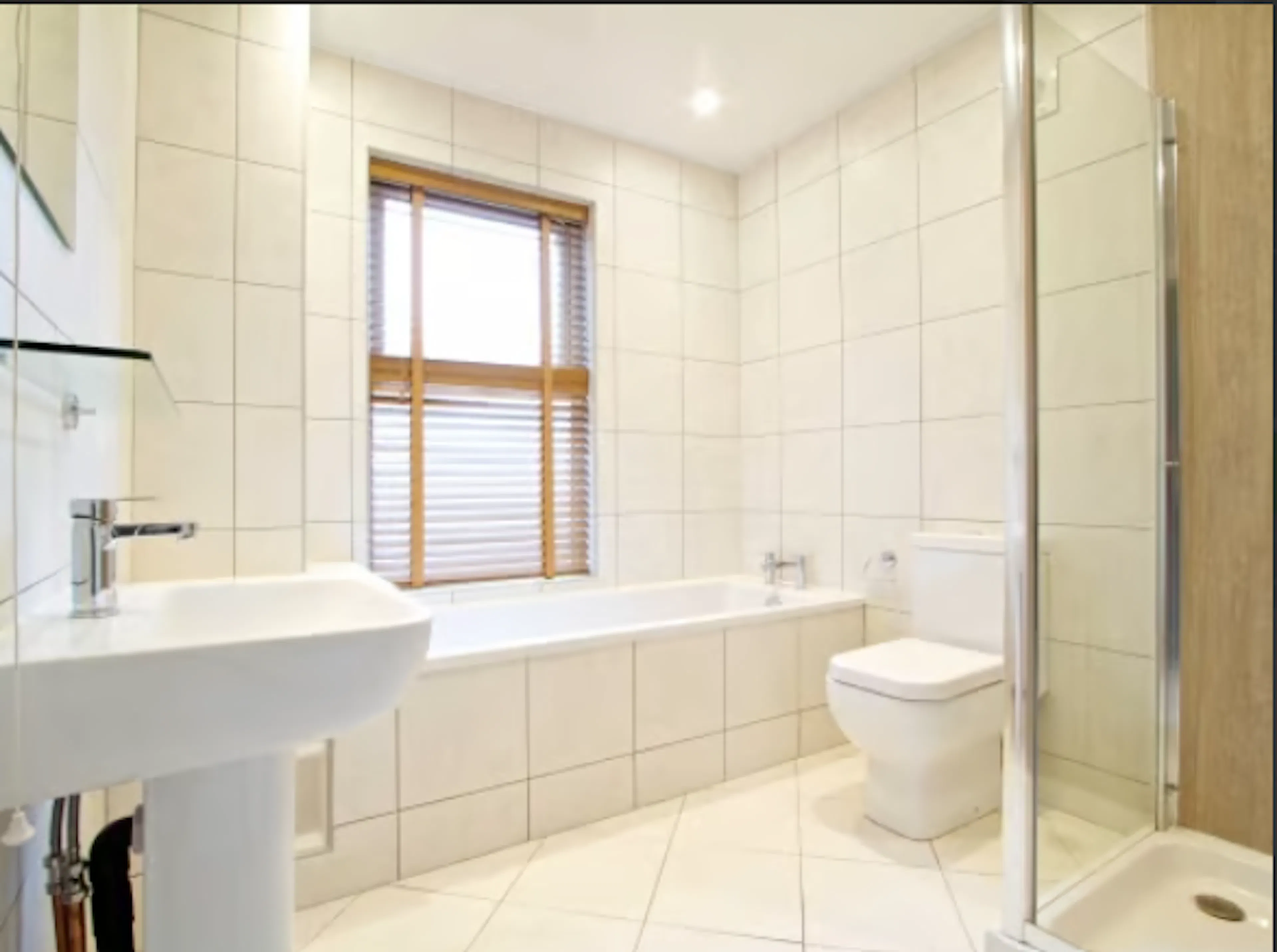 Six Bedroom Apartment BATHROOM 3