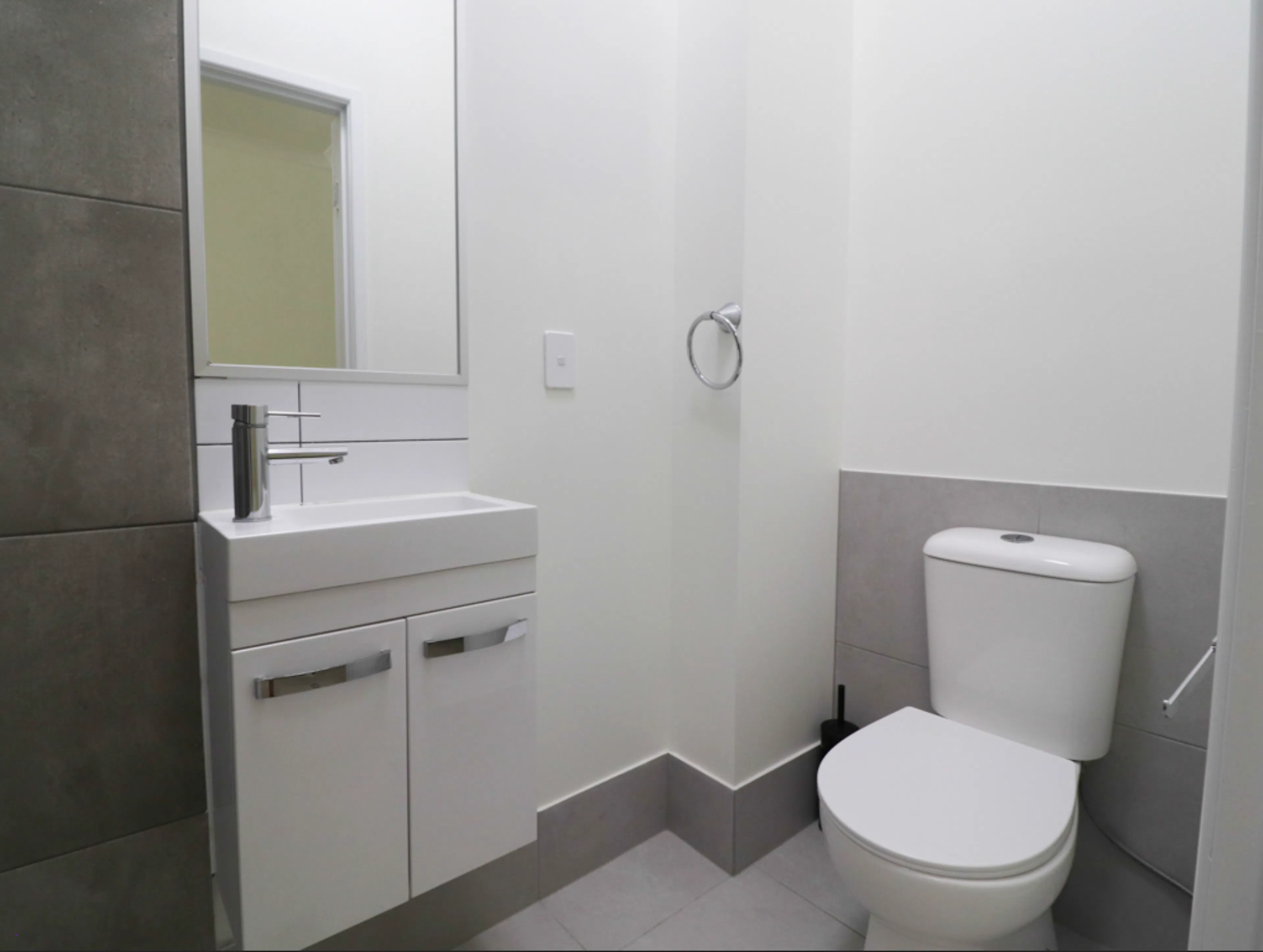 Executive Room + Fridge BATHROOM 3