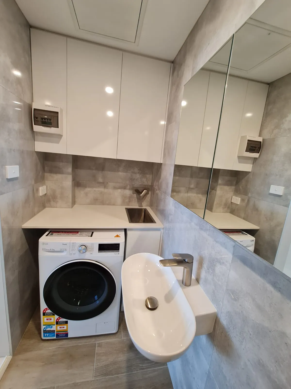 Studio Apartments BATHROOM