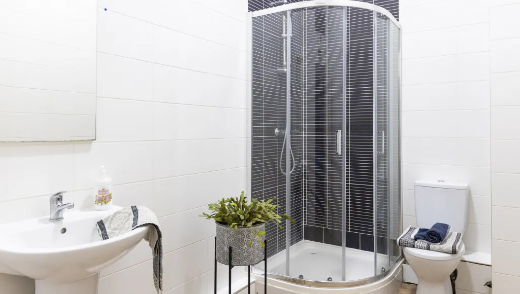Standard BATHROOM 4