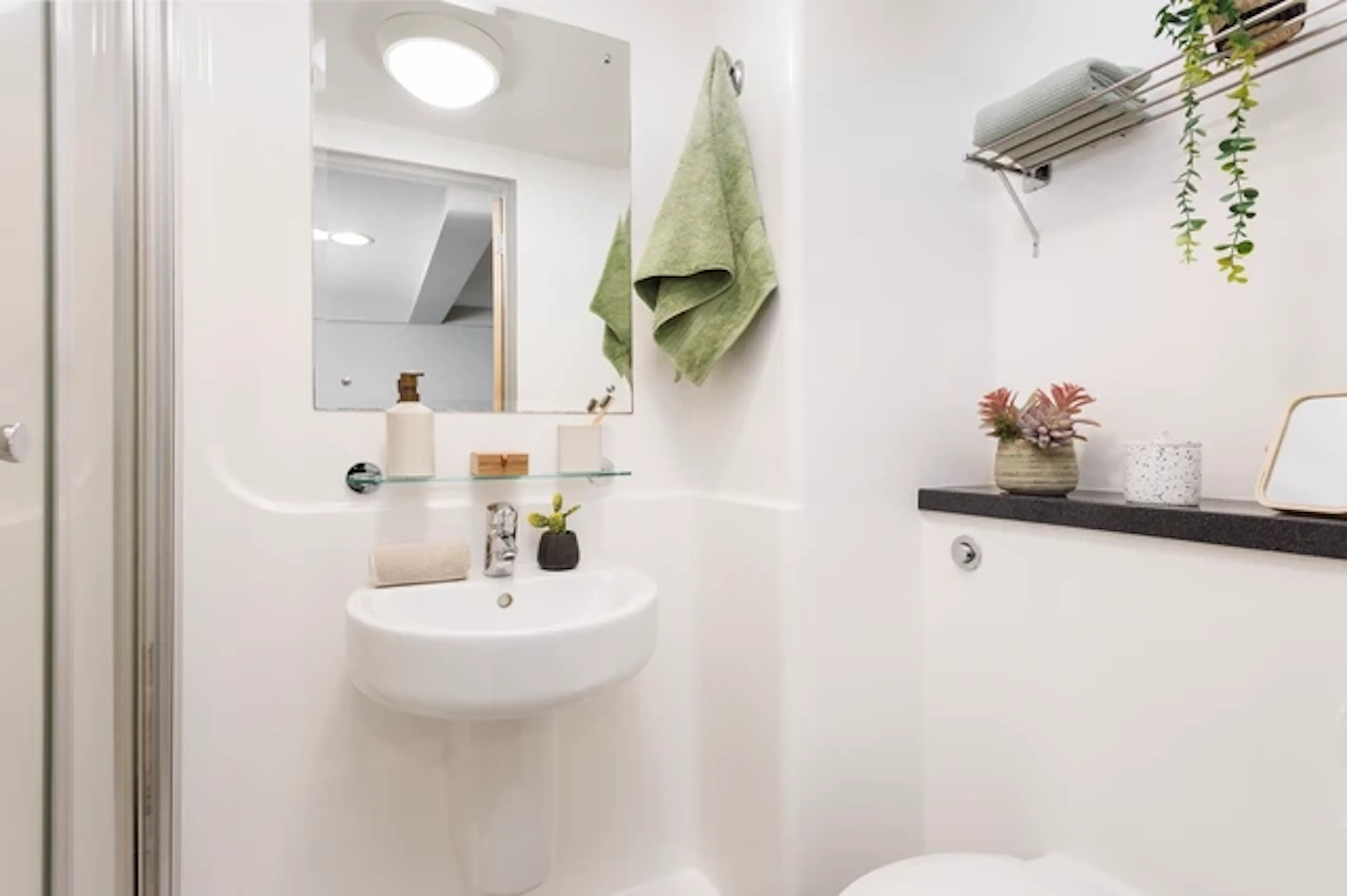 Studio Extra Large Standard Double BATHROOM 3