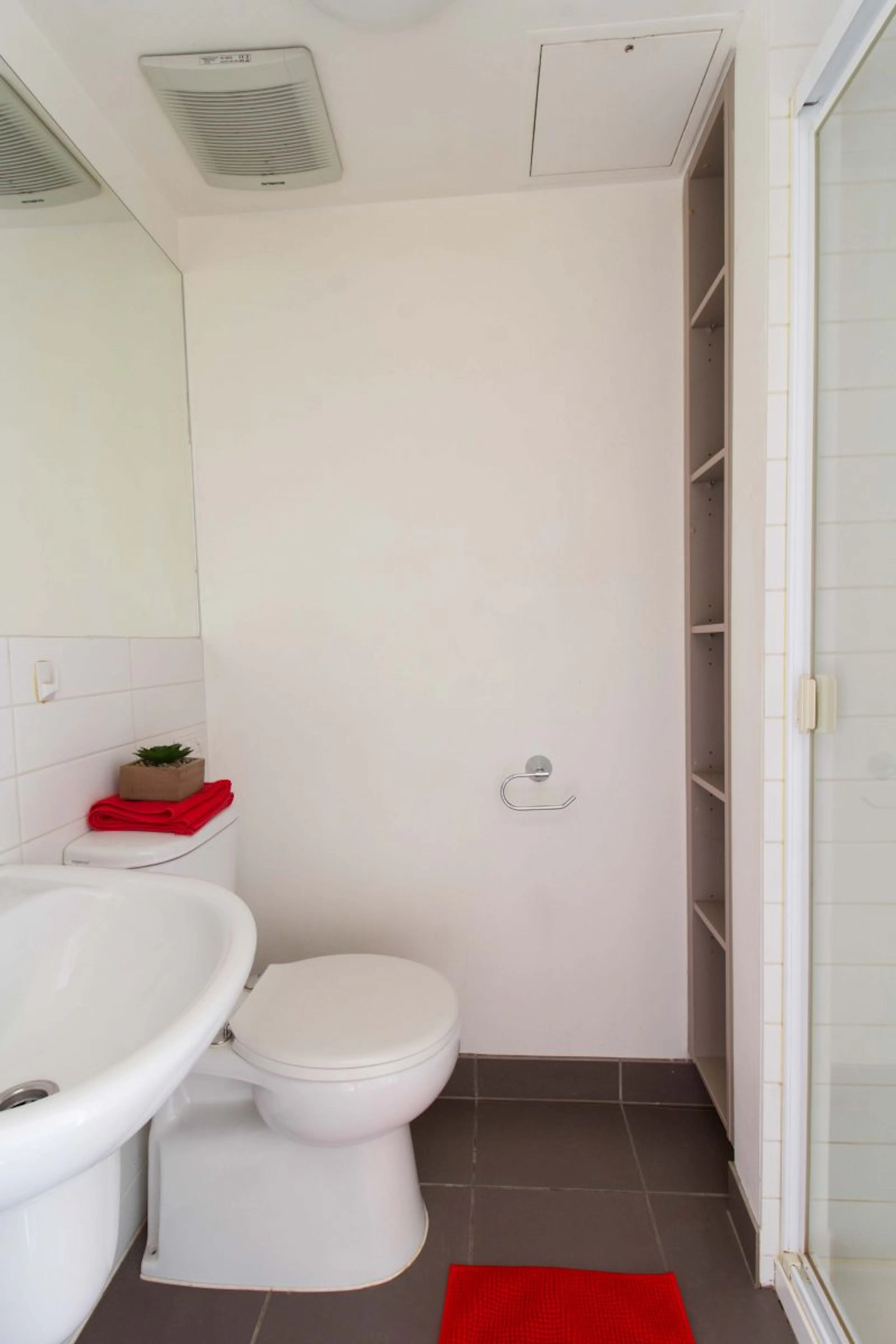 Large Studio BATHROOM 2