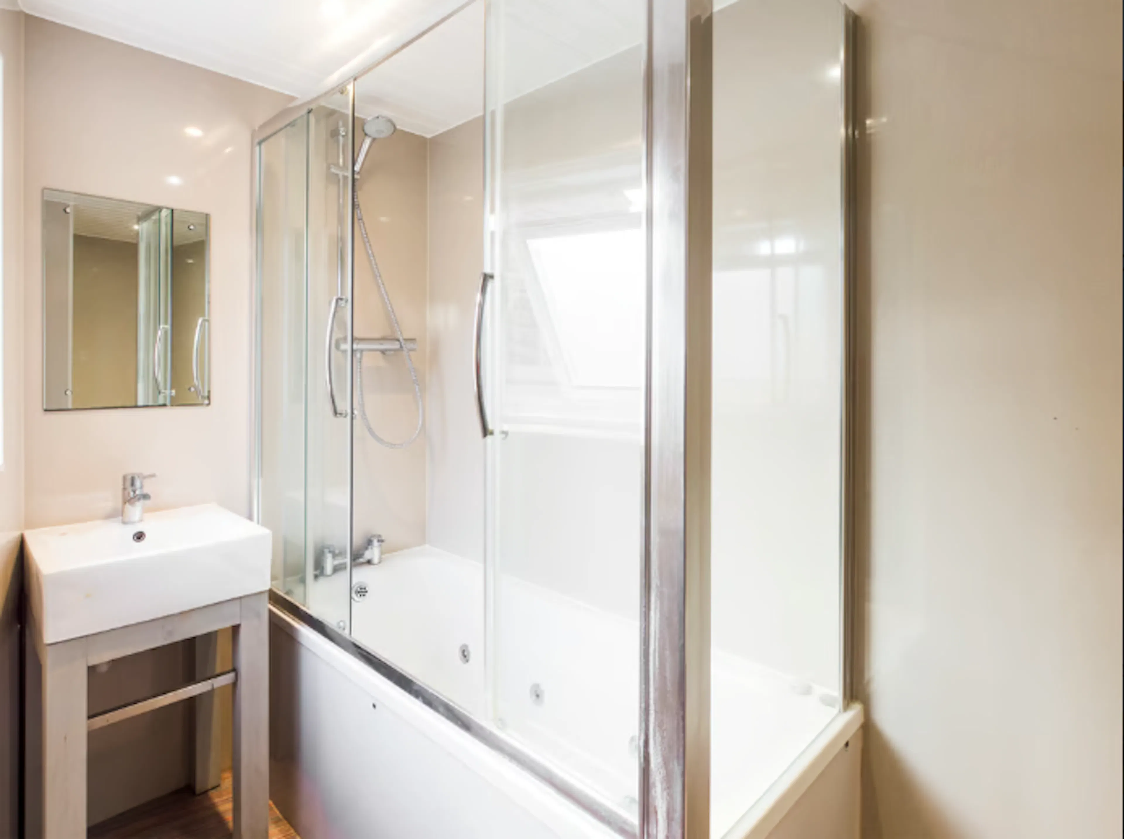 8 bedroom apartment BATHROOM 3