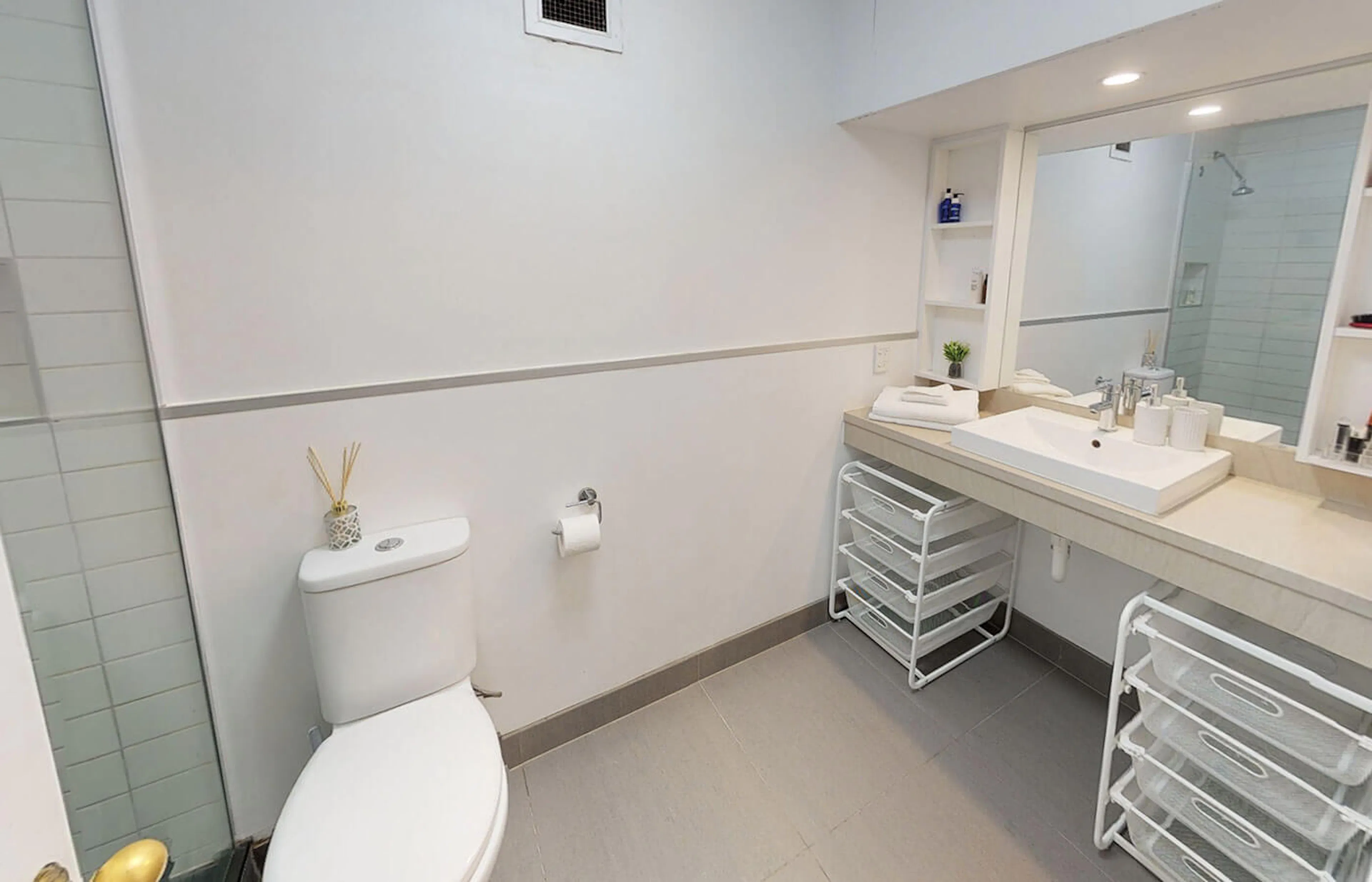 5 Bedroom Apartment BATHROOM 2