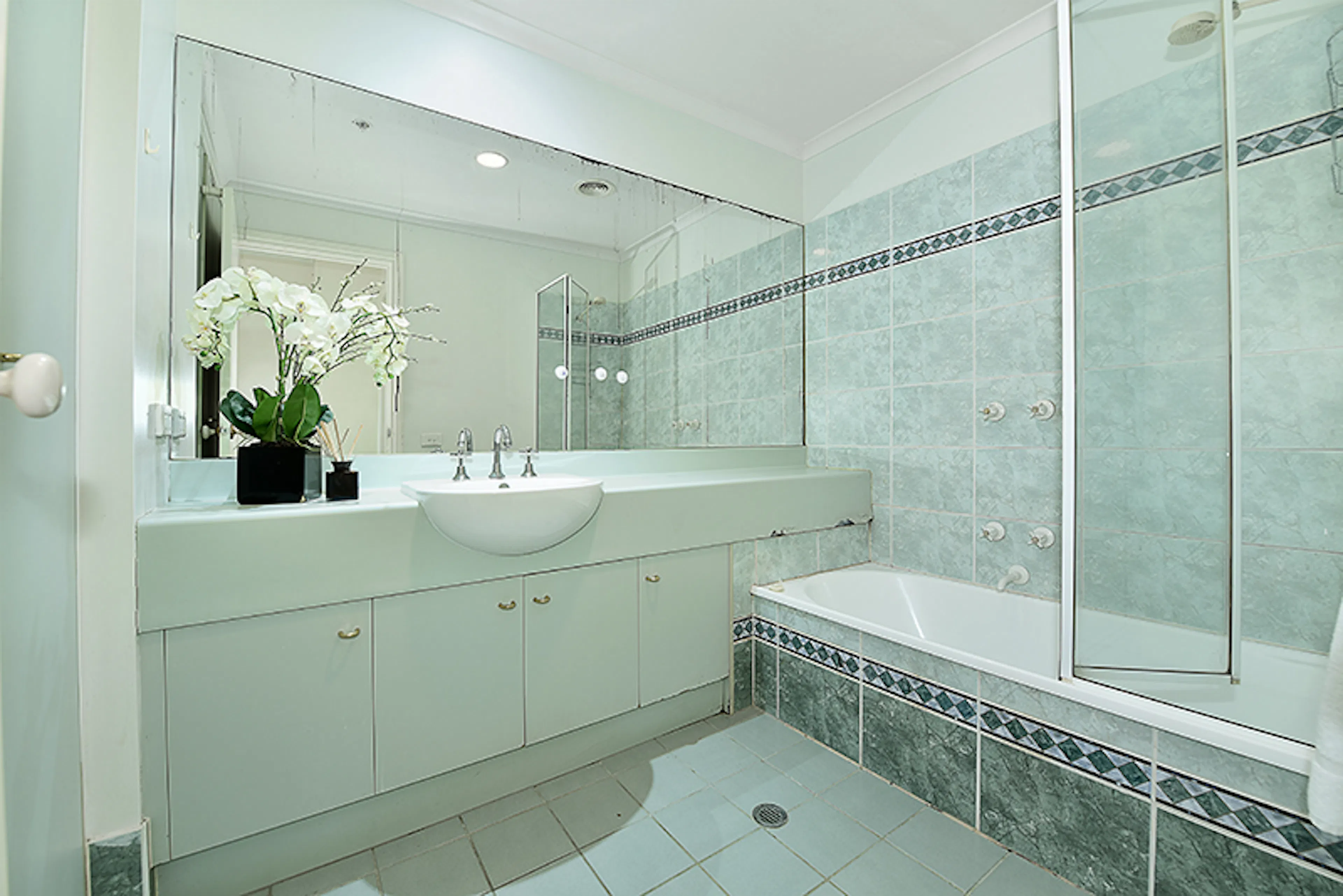 3 Bedroom 1 Bathroom BATHROOM 4