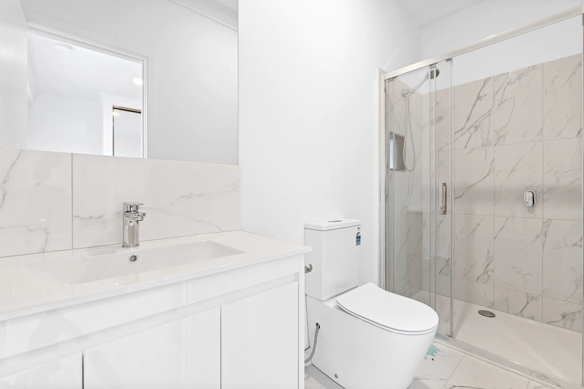 Double Ensuite BATHROOM 2