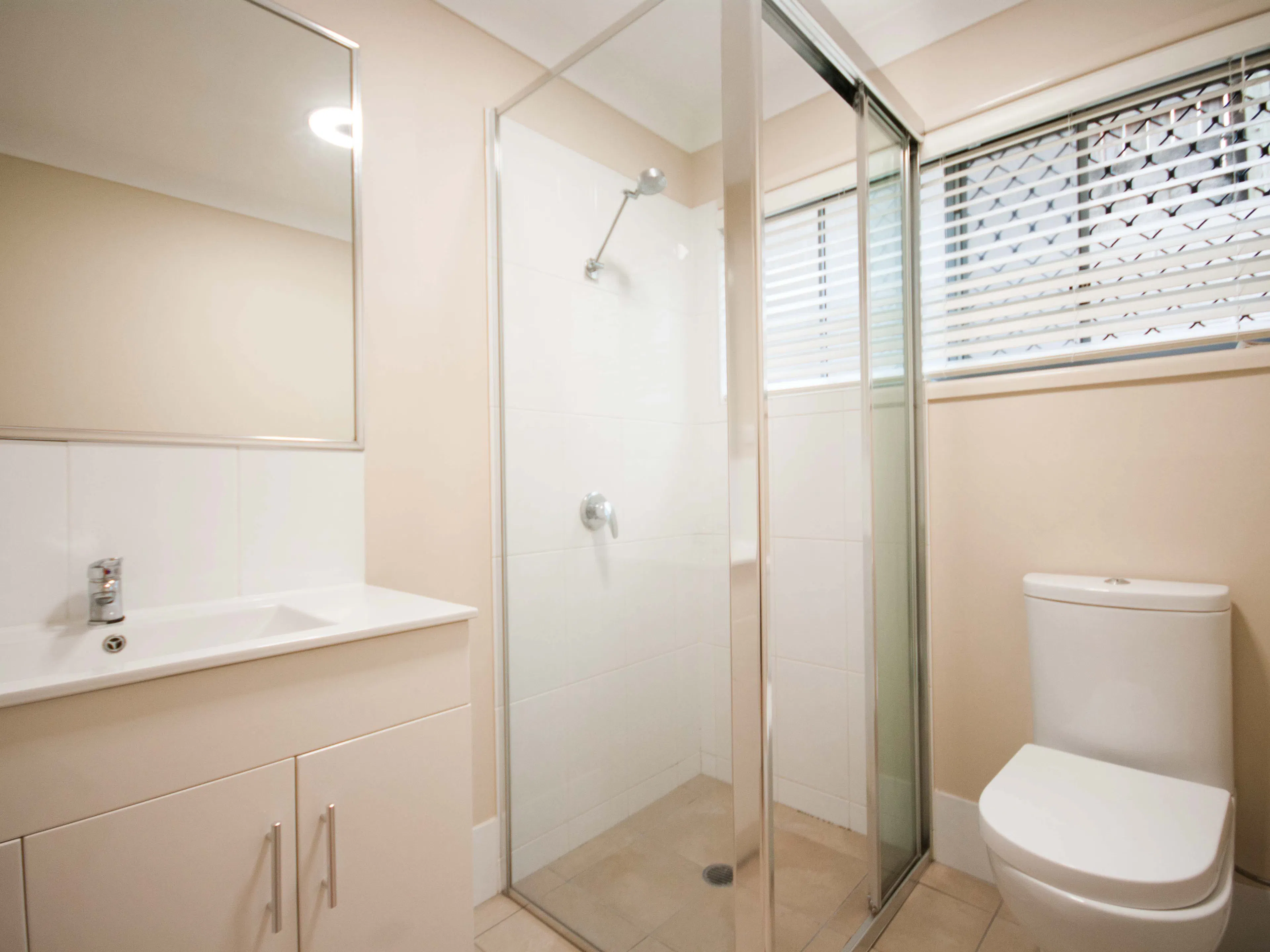 Deluxe Room BATHROOM 3