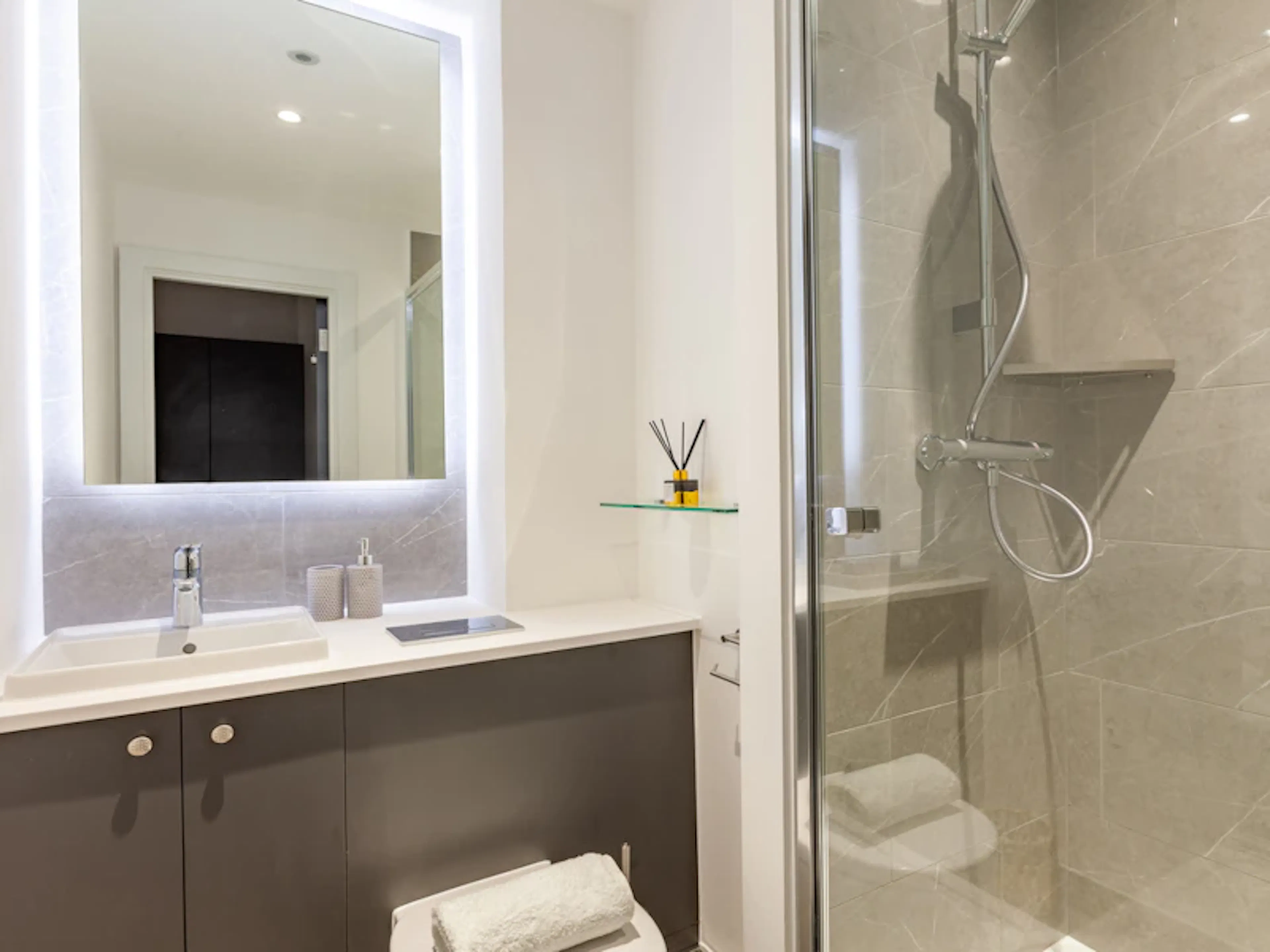 Platinum Studio BATHROOM 2