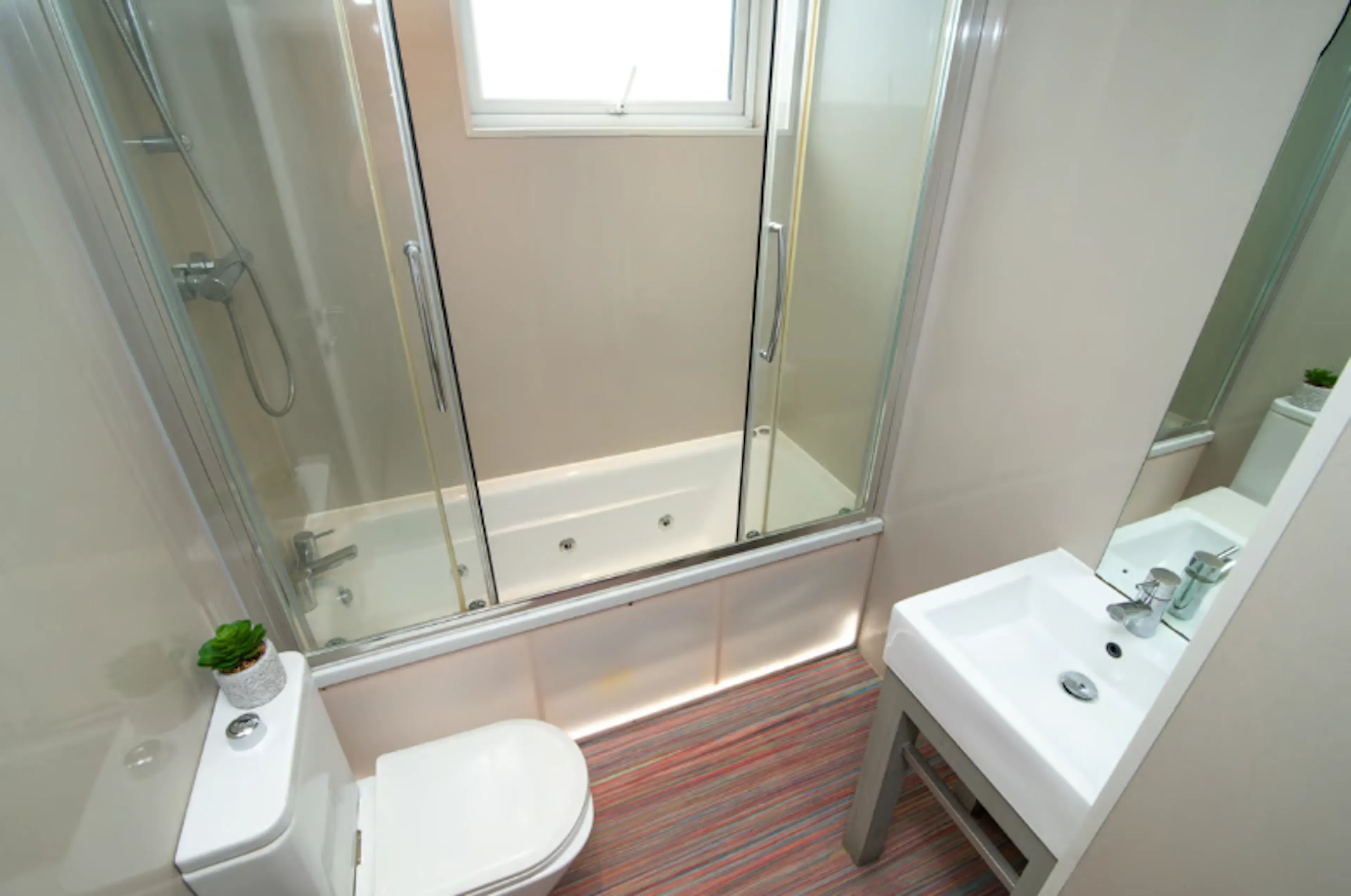4 Bed Apartment BATHROOM 3