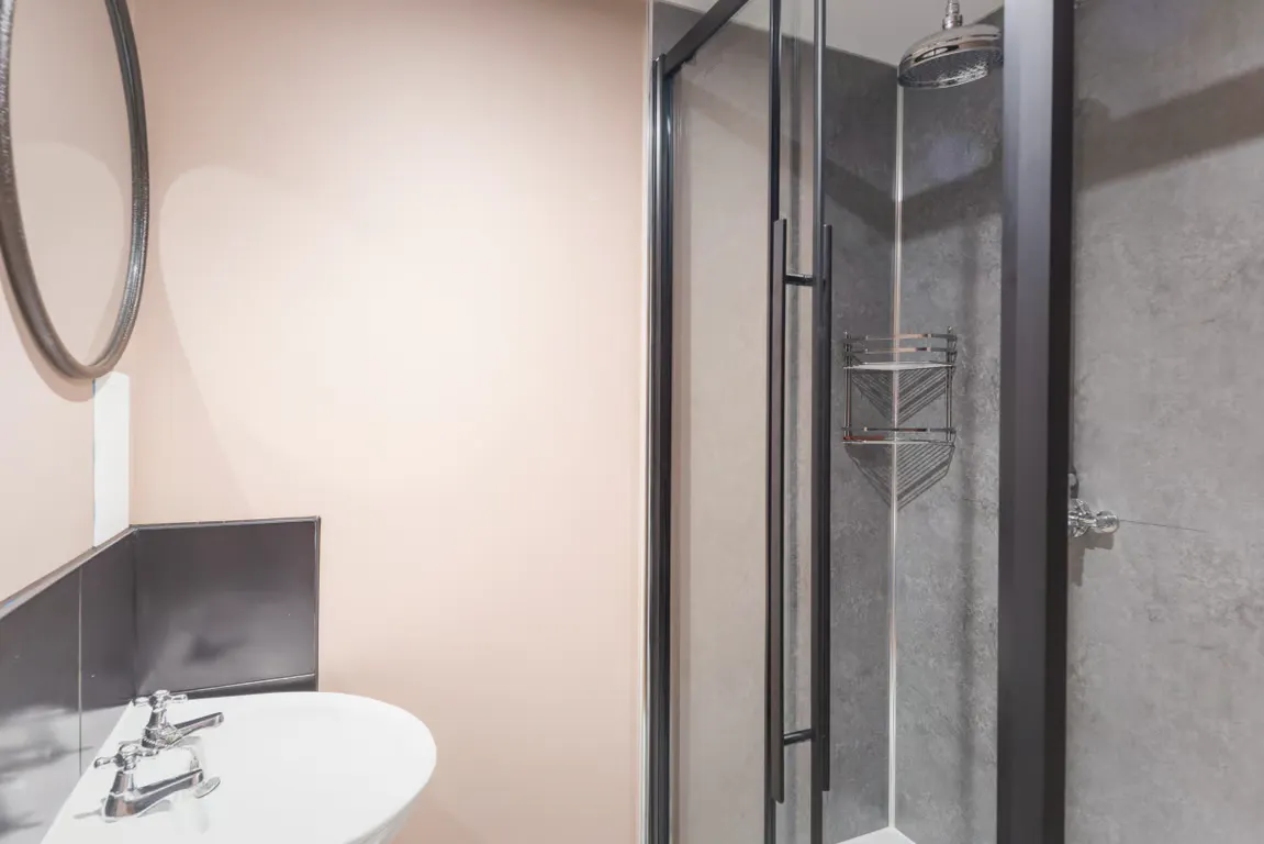 6 Bedroom Apartment BATHROOM 2