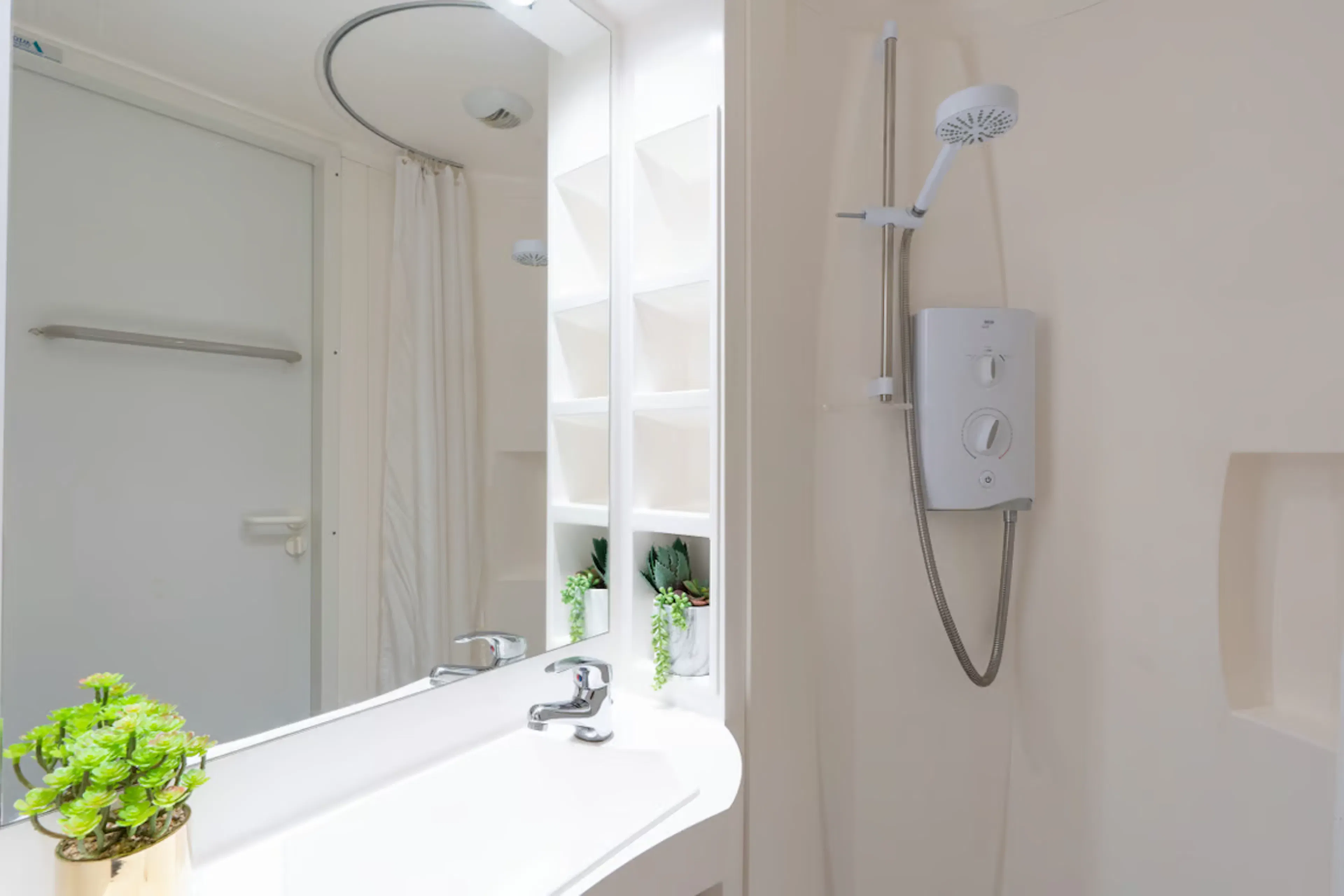 4 Bedroom Shared Apartments BATHROOM 2