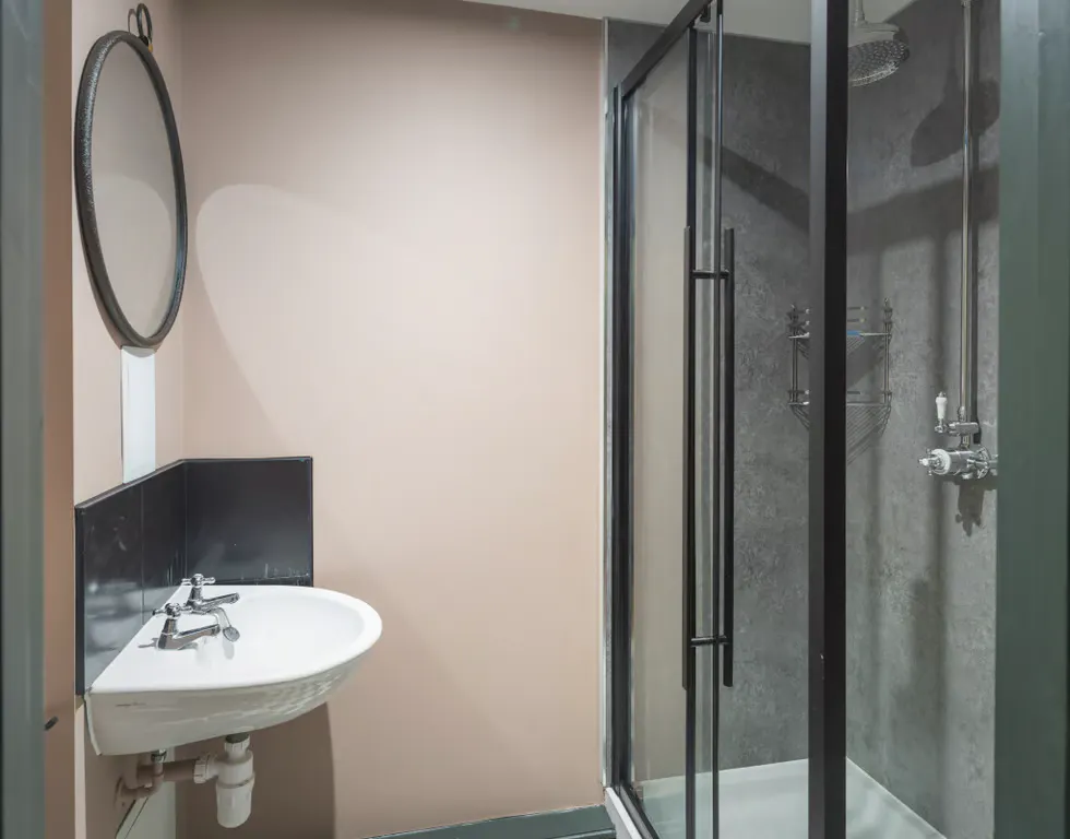 7 Bedroom Apartment BATHROOM 2
