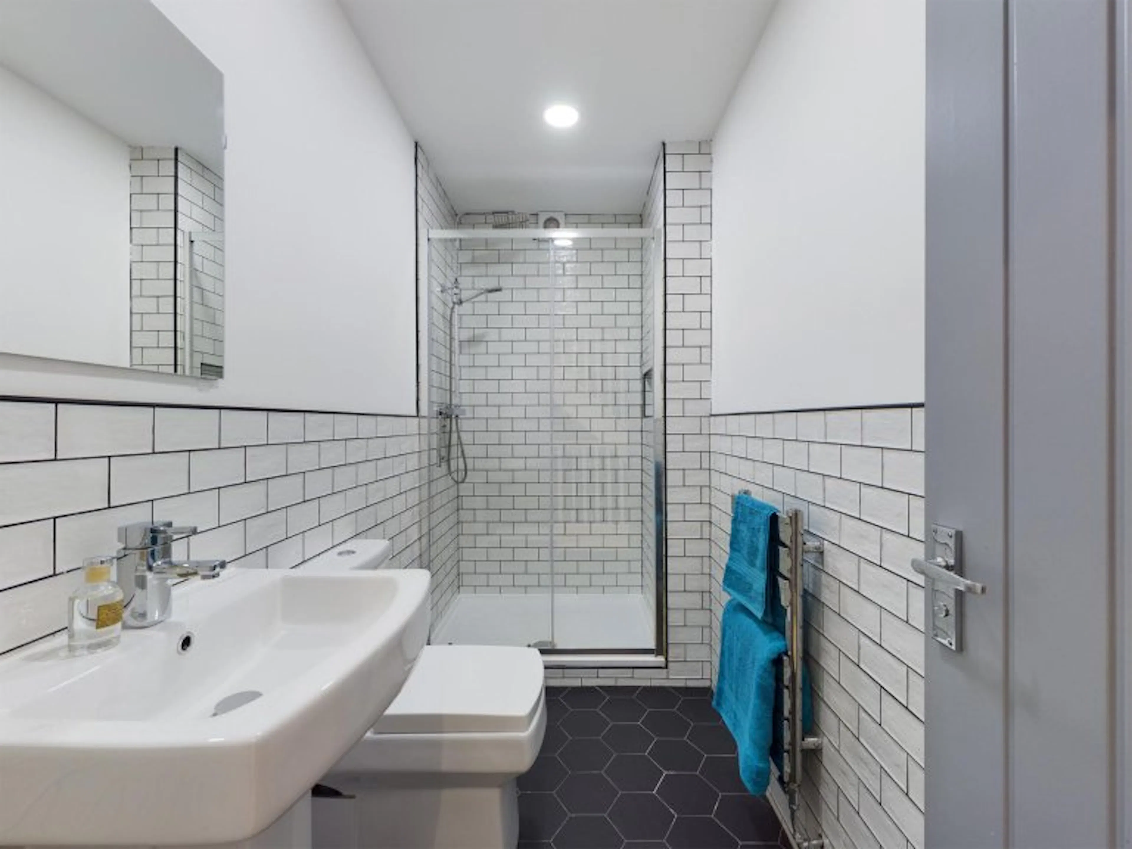 6 Bed Apartment BATHROOM 2