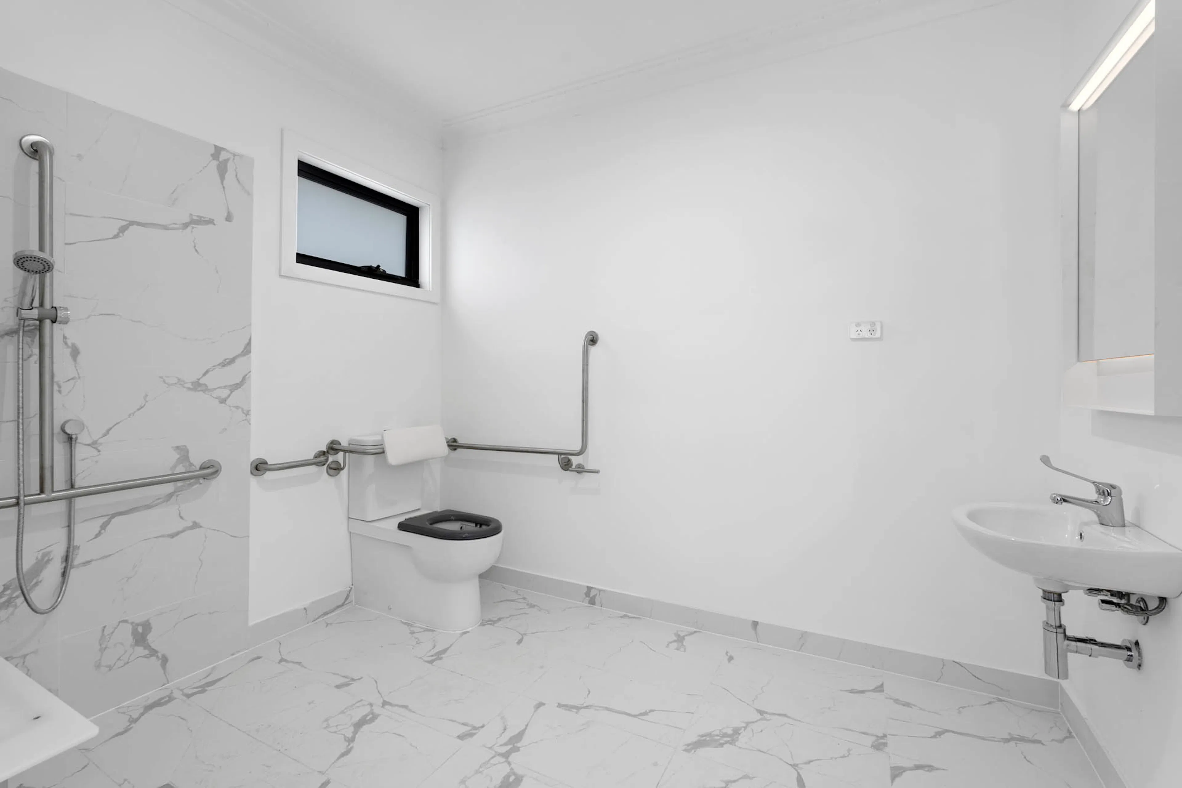 Single Ensuite Room BATHROOM 4