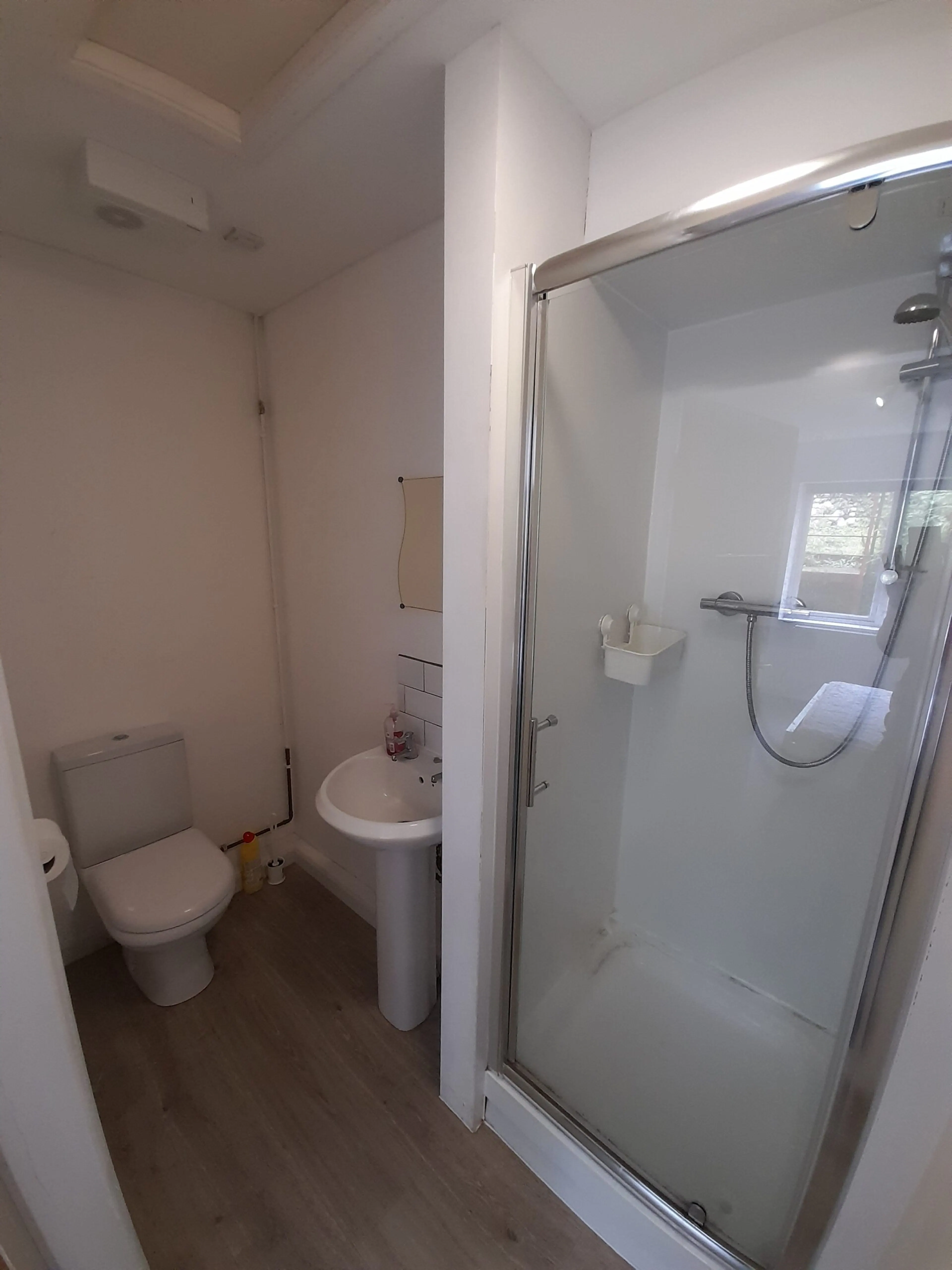 5 Bed Shared Apartment BATHROOM 3