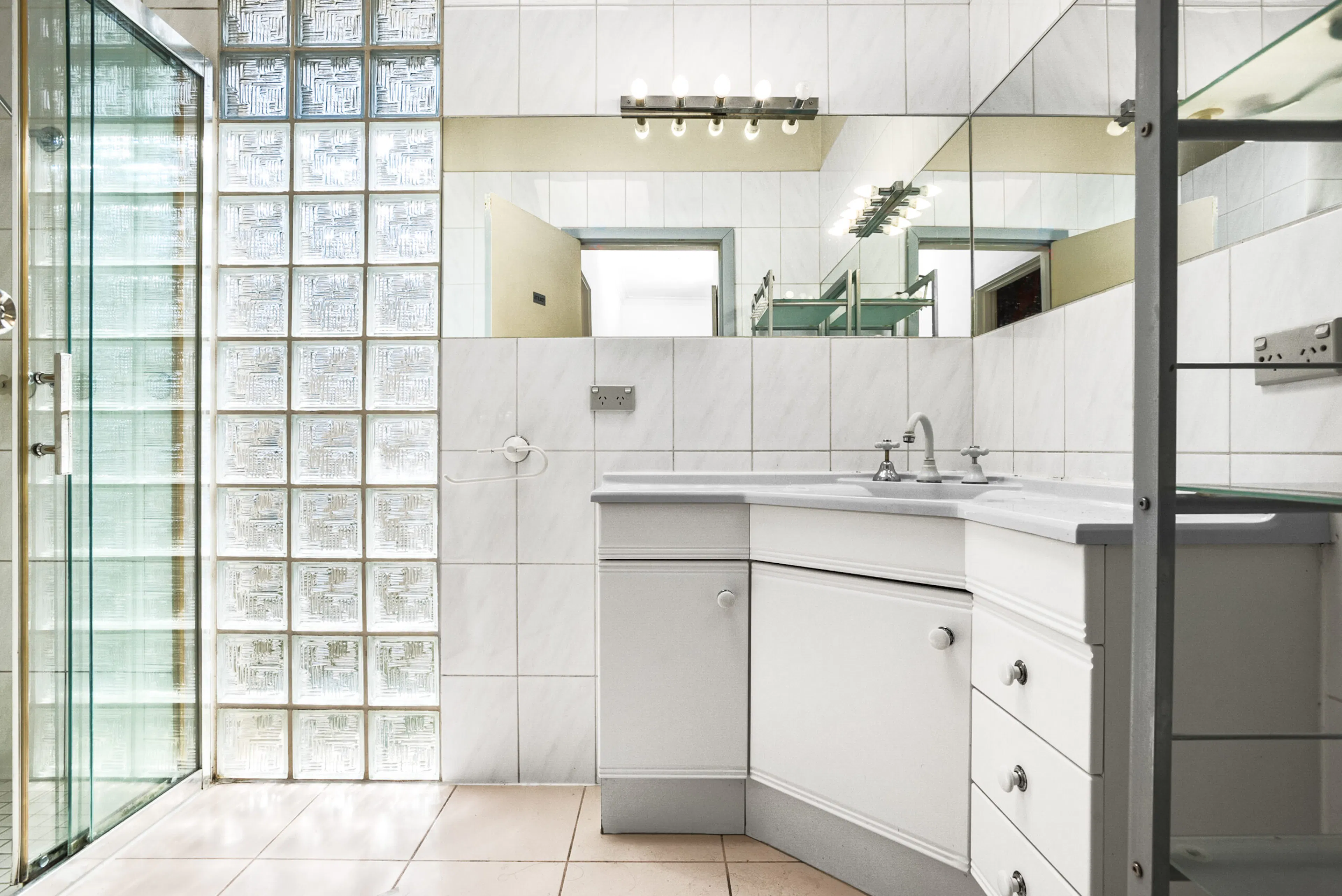 Double Room BATHROOM 4
