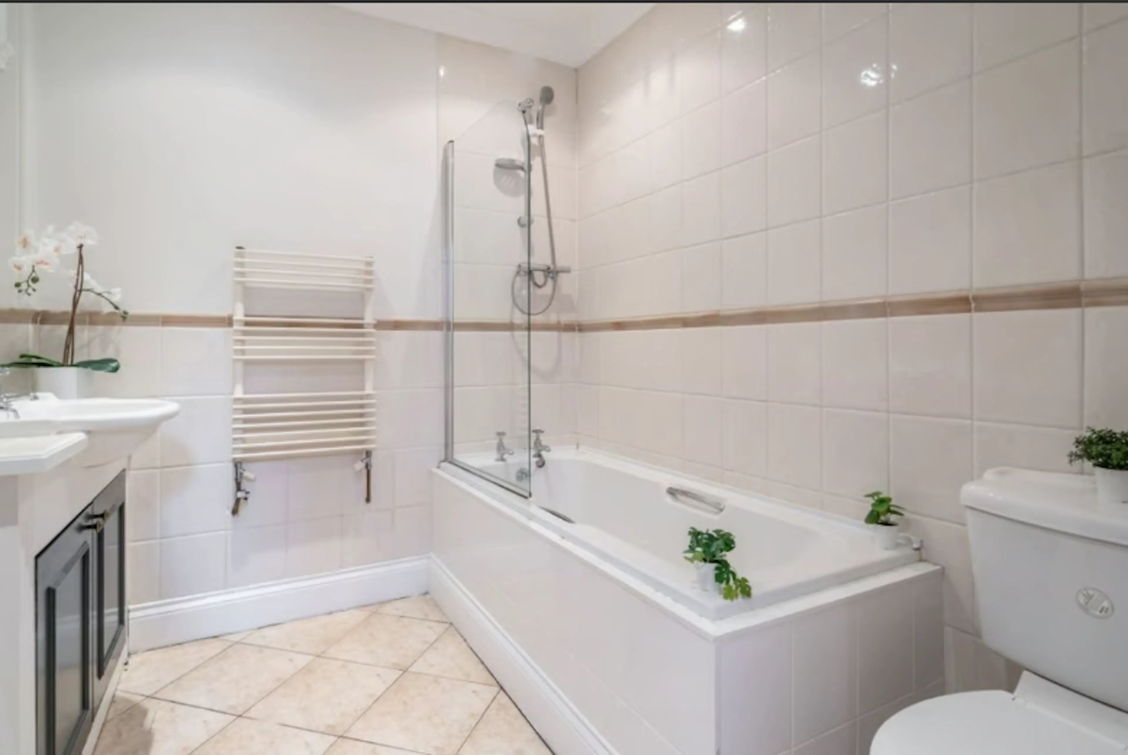 2 Bedroom Flat BATHROOM 2