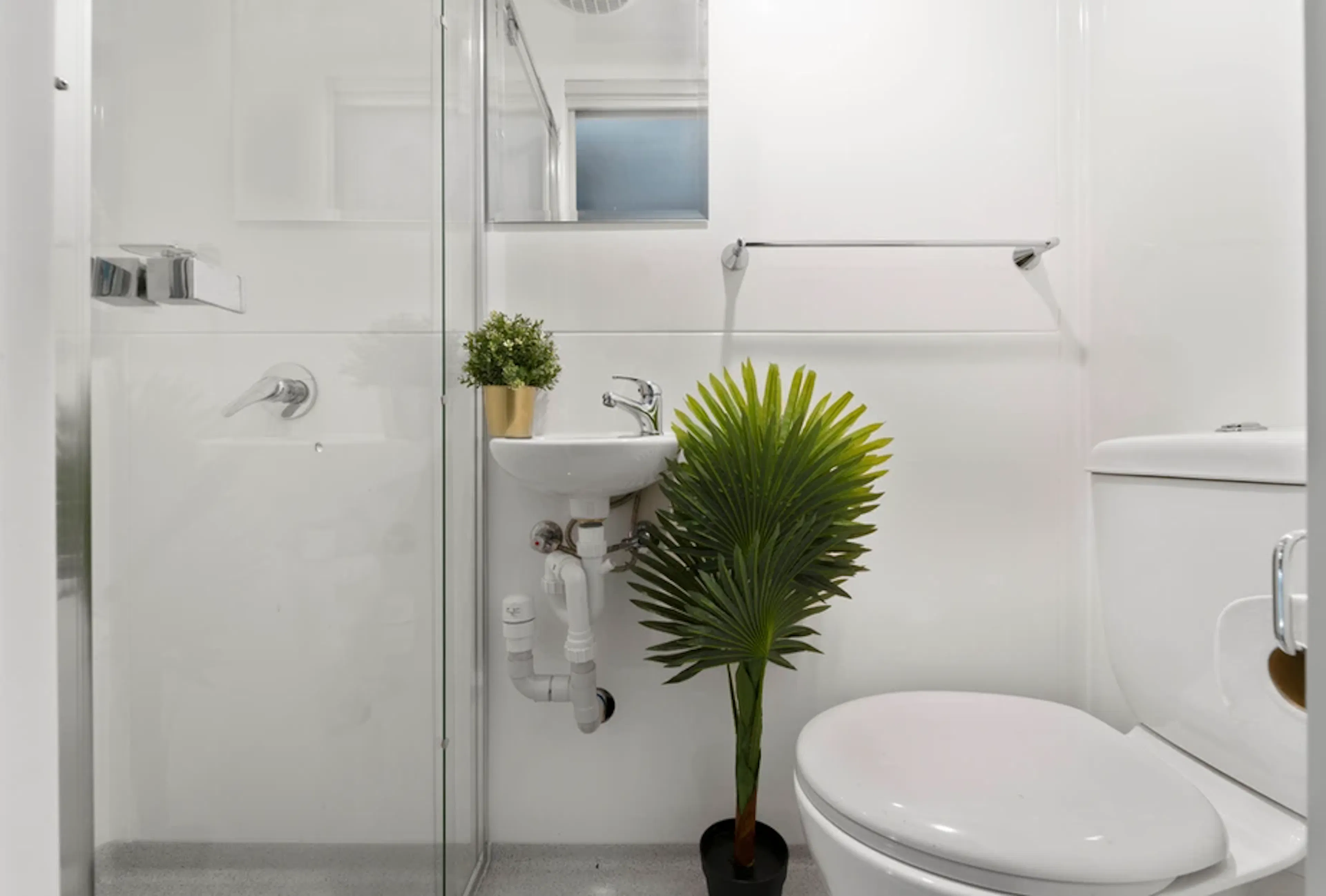 Room A3 (Ensuite) BATHROOM 2