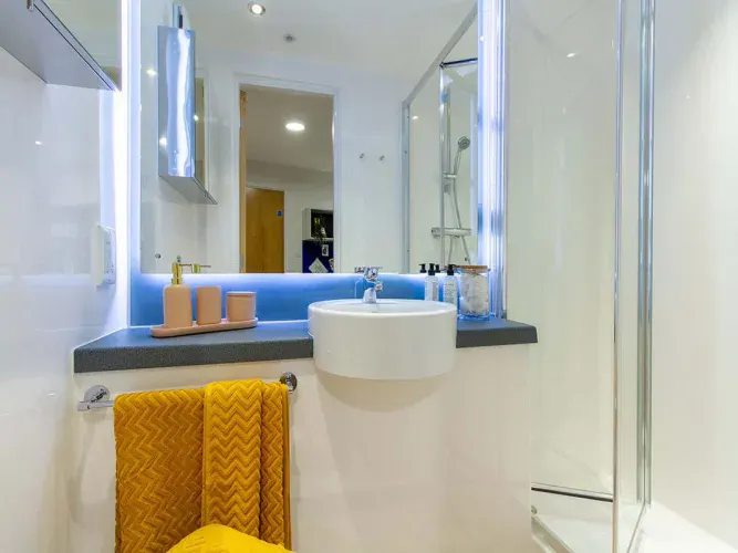Standard En Suite BATHROOM 2