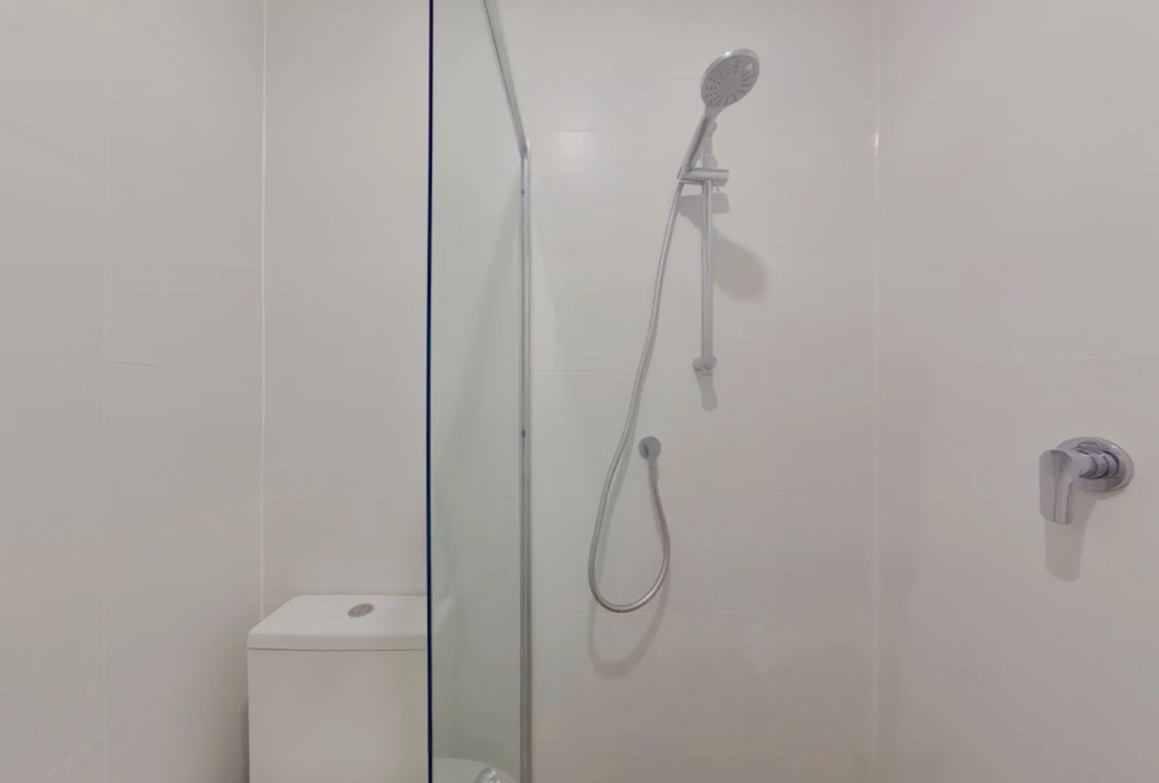 Room B1 (Ensuite) BATHROOM 2