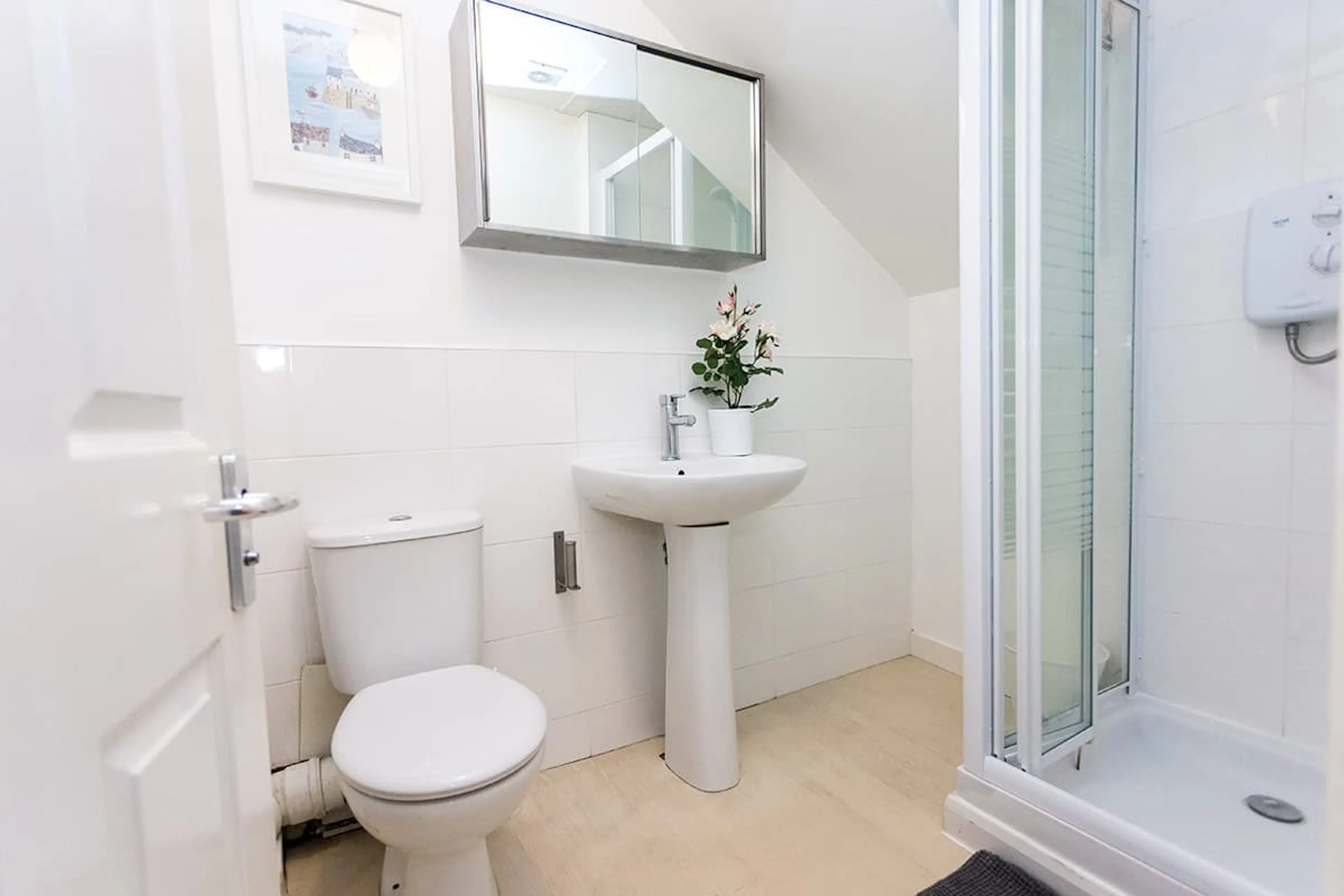 1 Bedroom Apartment BATHROOM 1